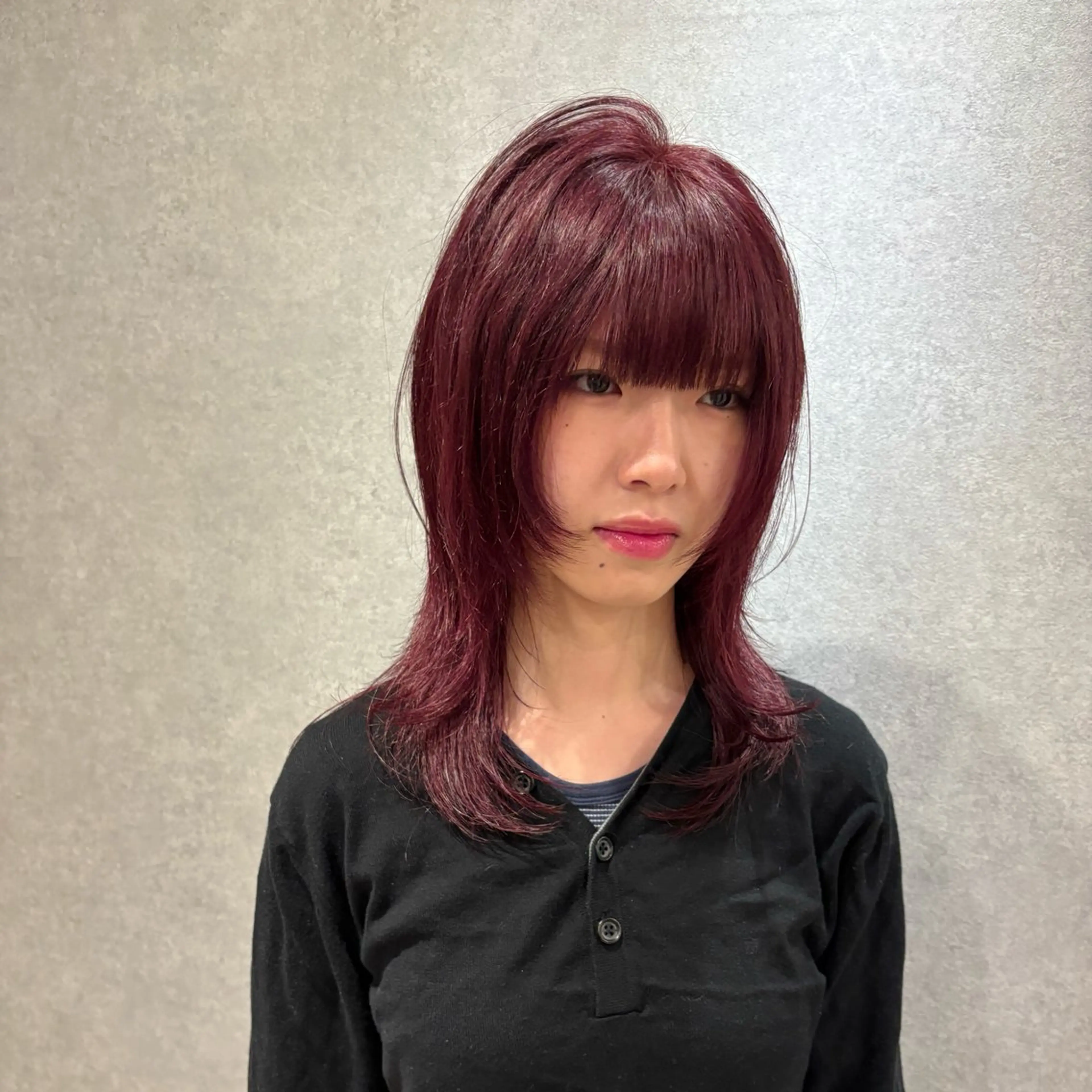 ミディアム カラー ボルドーカラー ダブルカラー ハッシュカット ウルフカット カット ヘアカラー トリートメント ウルフ/レイヤー/ ブリーチ/牧原歩夢のヘアスタイル