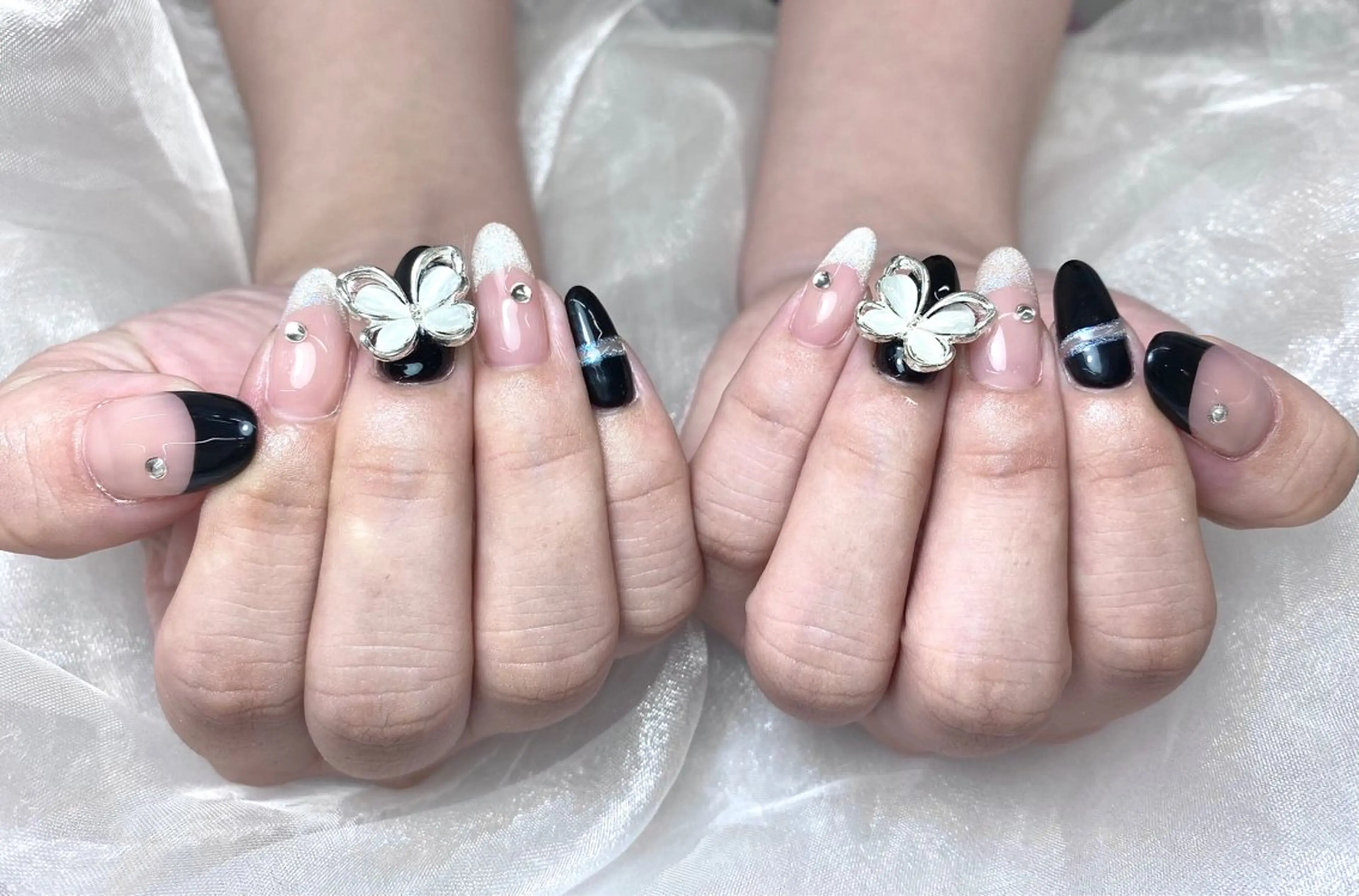 ネイル フレンチネイル シルバー ホワイト Tagi Nail 銀座店のネイルデザイン