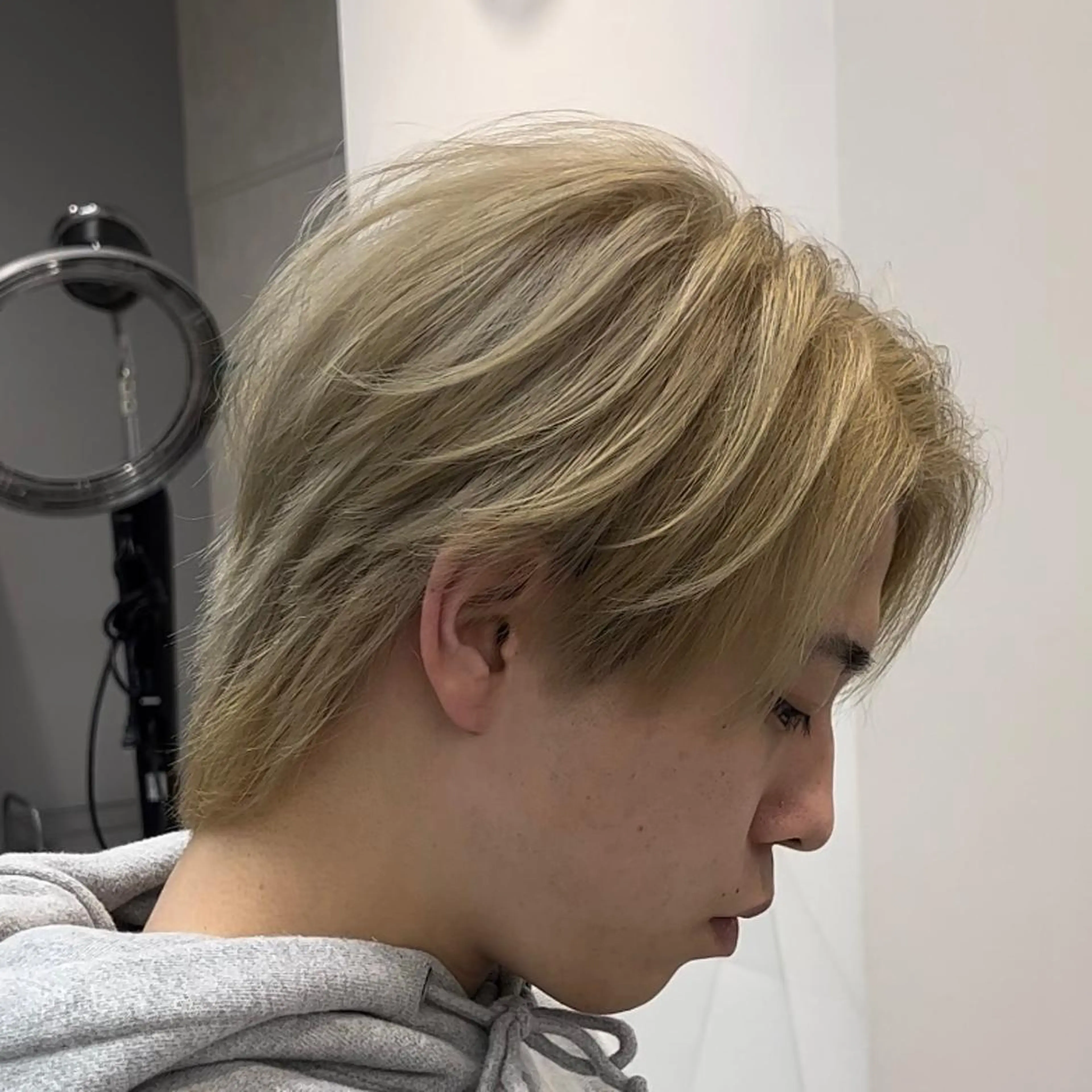 カラー ヘアアレンジ メンズ メンズブリーチ ブリーチ 抜きっぱなしブロンド ブロンド SKILL SHIBUYA所属・榎戸 颯汰のヘアスタイル