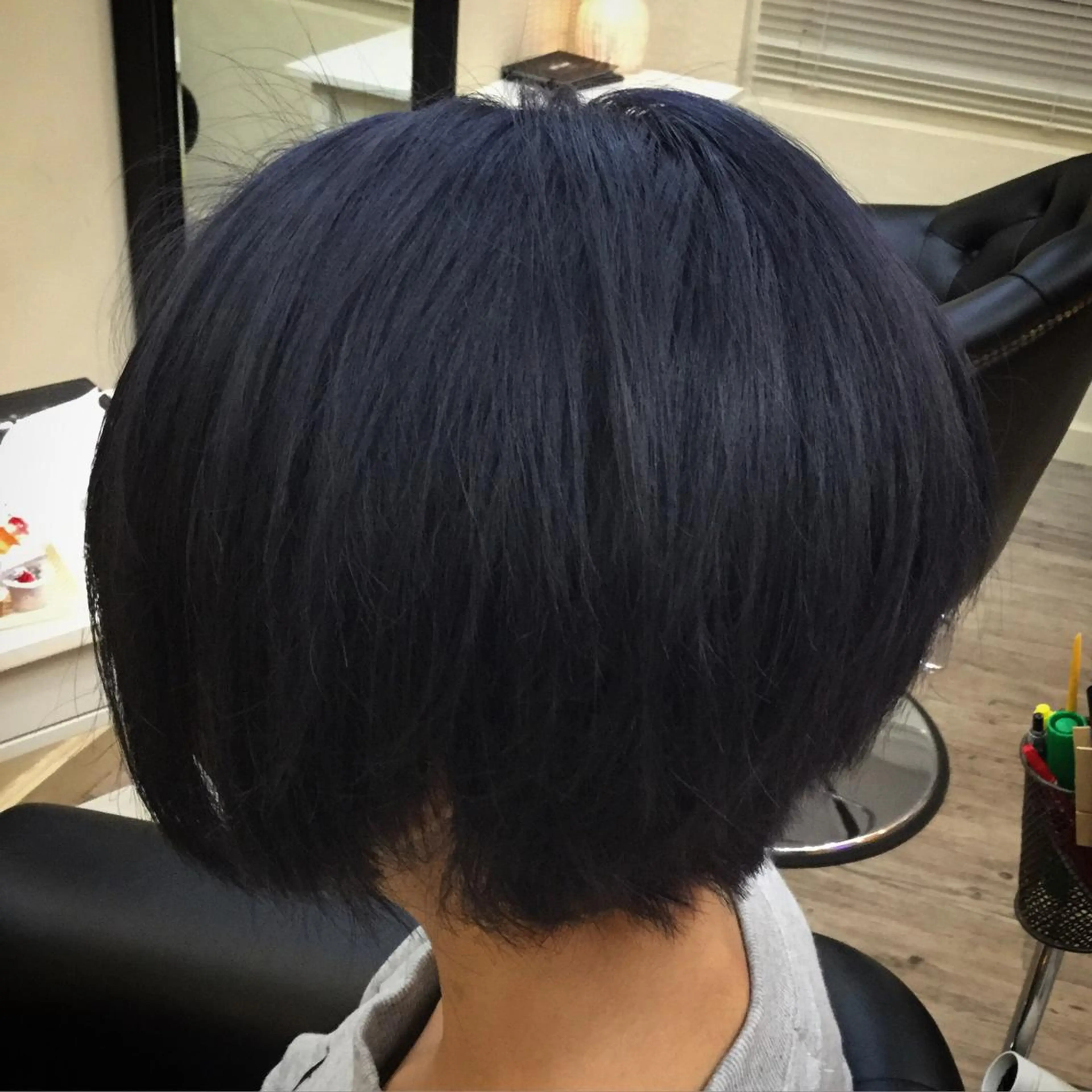 ショート カラー ブルーカラー 鶴見 和美のヘアスタイル