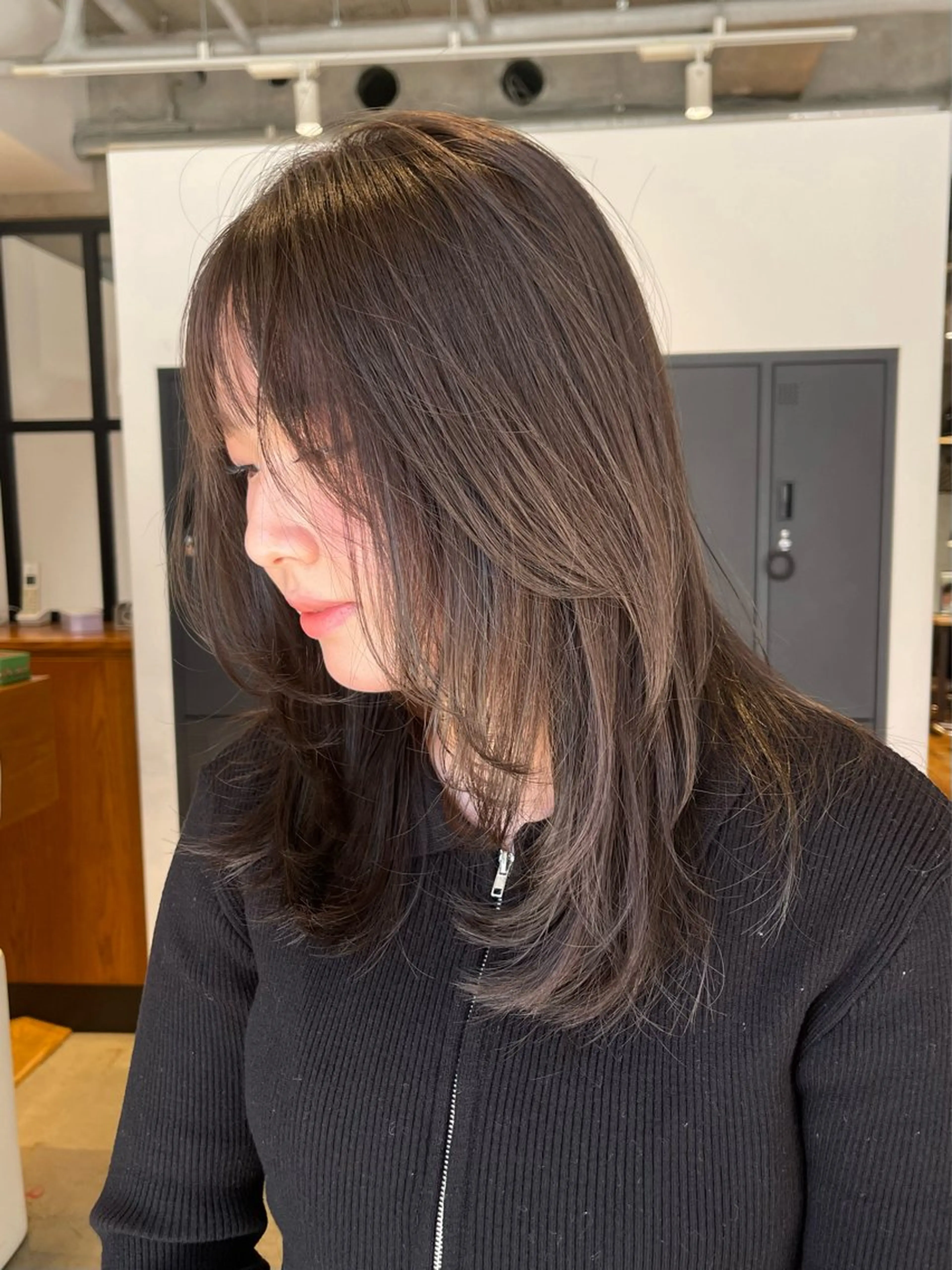 セミロング カラー 🫧うる艶レイヤー /グレージュ🪐リサのヘアスタイル