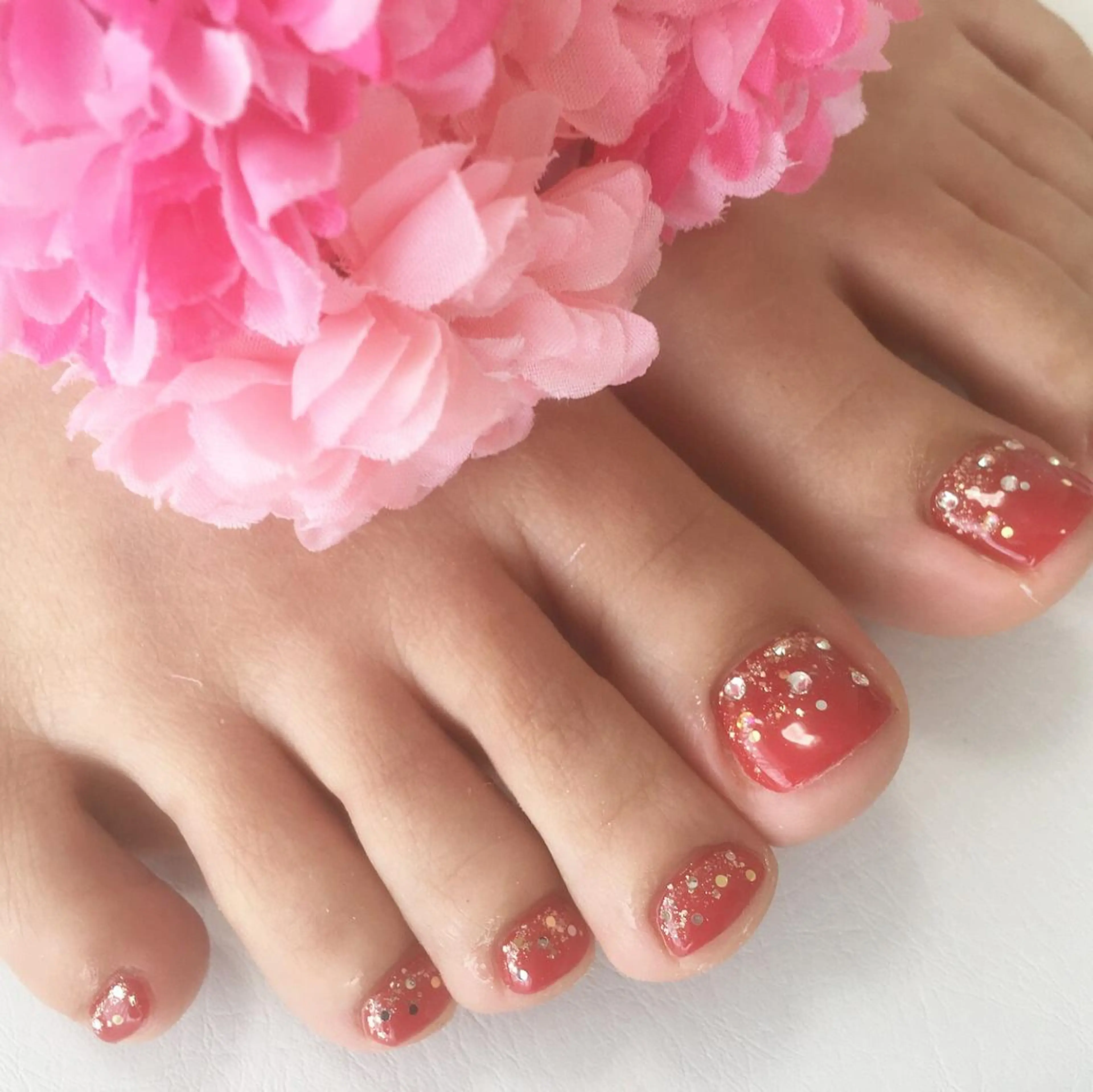 ネイル ゴールド ホログラムネイル ラメ(グリッター) 赤色 Petit Fleur所属・青柳 亜梨奈のマツエク・マツパデザイン