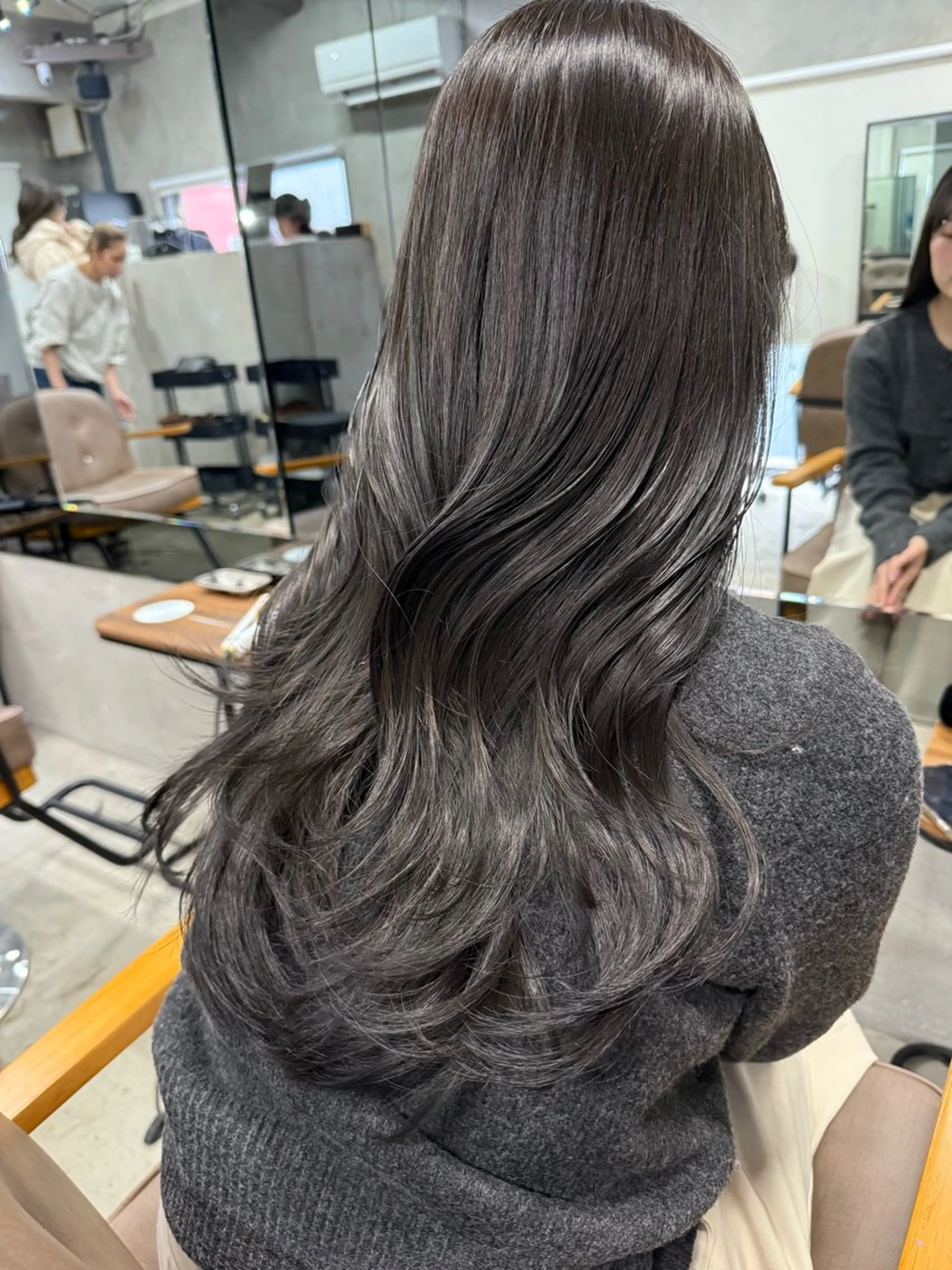 ロング カラー グレージュ カット ヘアカラー トリートメント AIRI layer cut hairのヘアスタイル