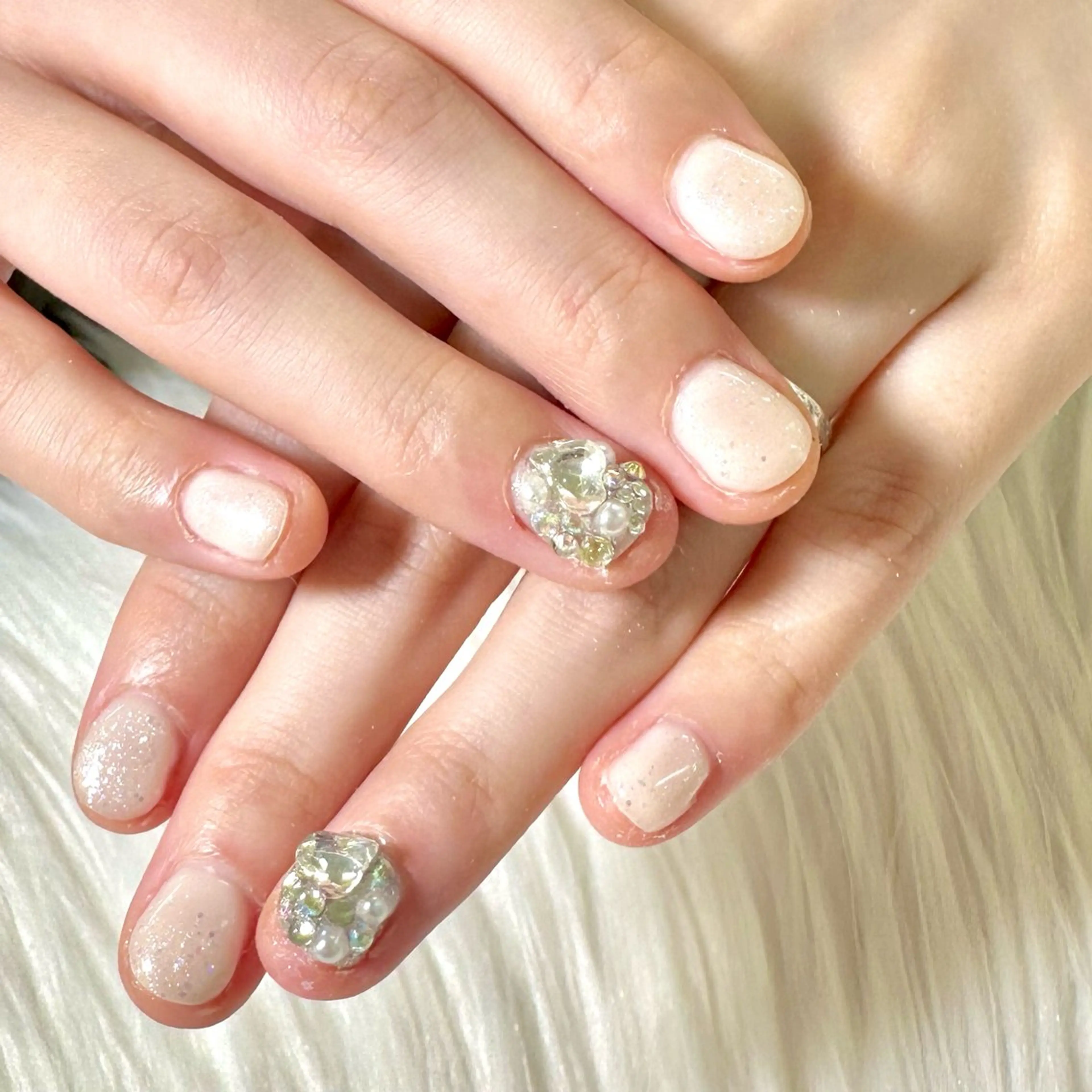 ネイル ゴージャス ラメ(グリッター) ショートネイル ブライダルネイル ホワイト ハンドネイル Heartnail Hino Reinaのネイルデザイン