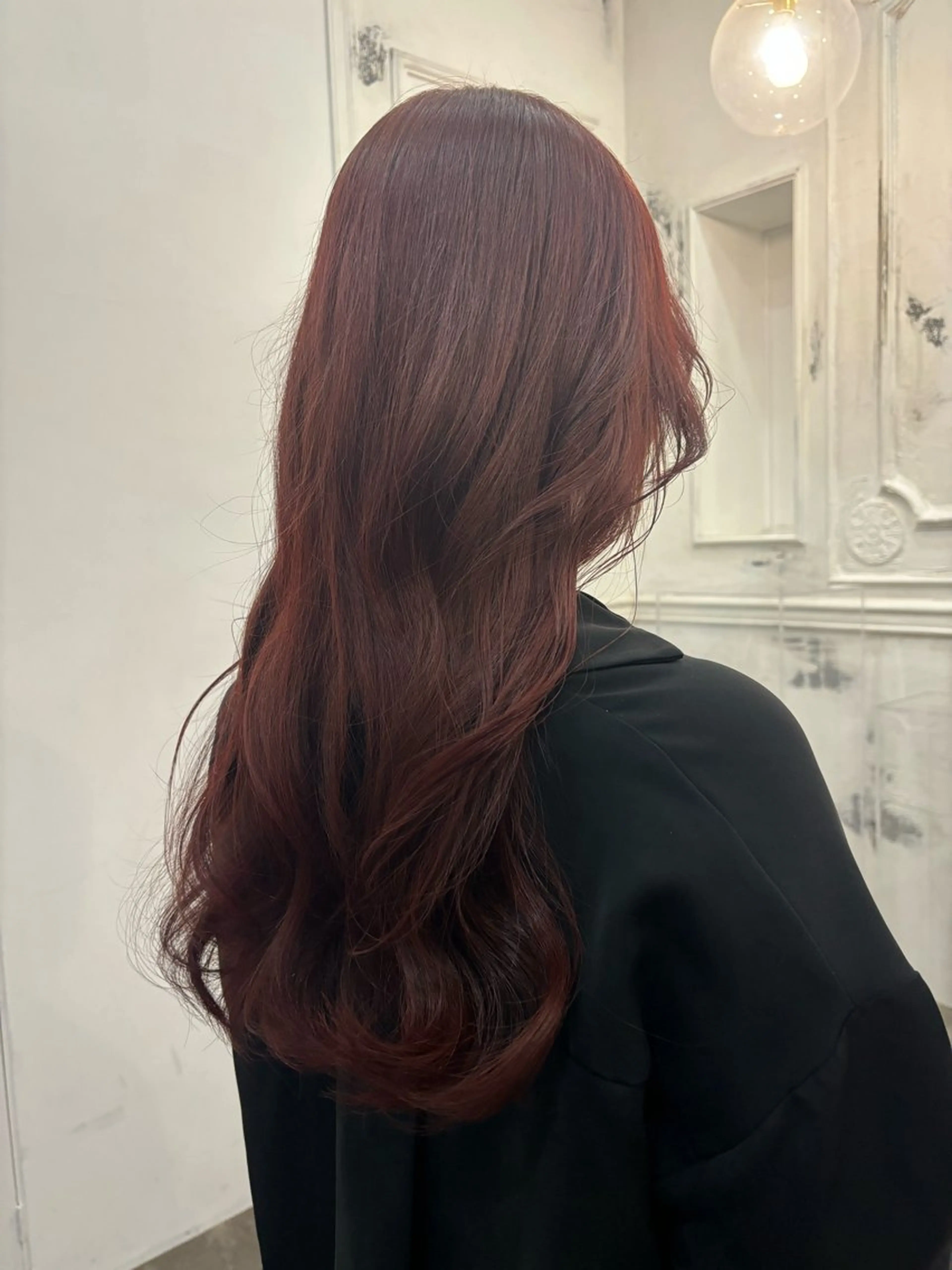 セミロング カラー レッドカラー comeghead 琴音のヘアスタイル