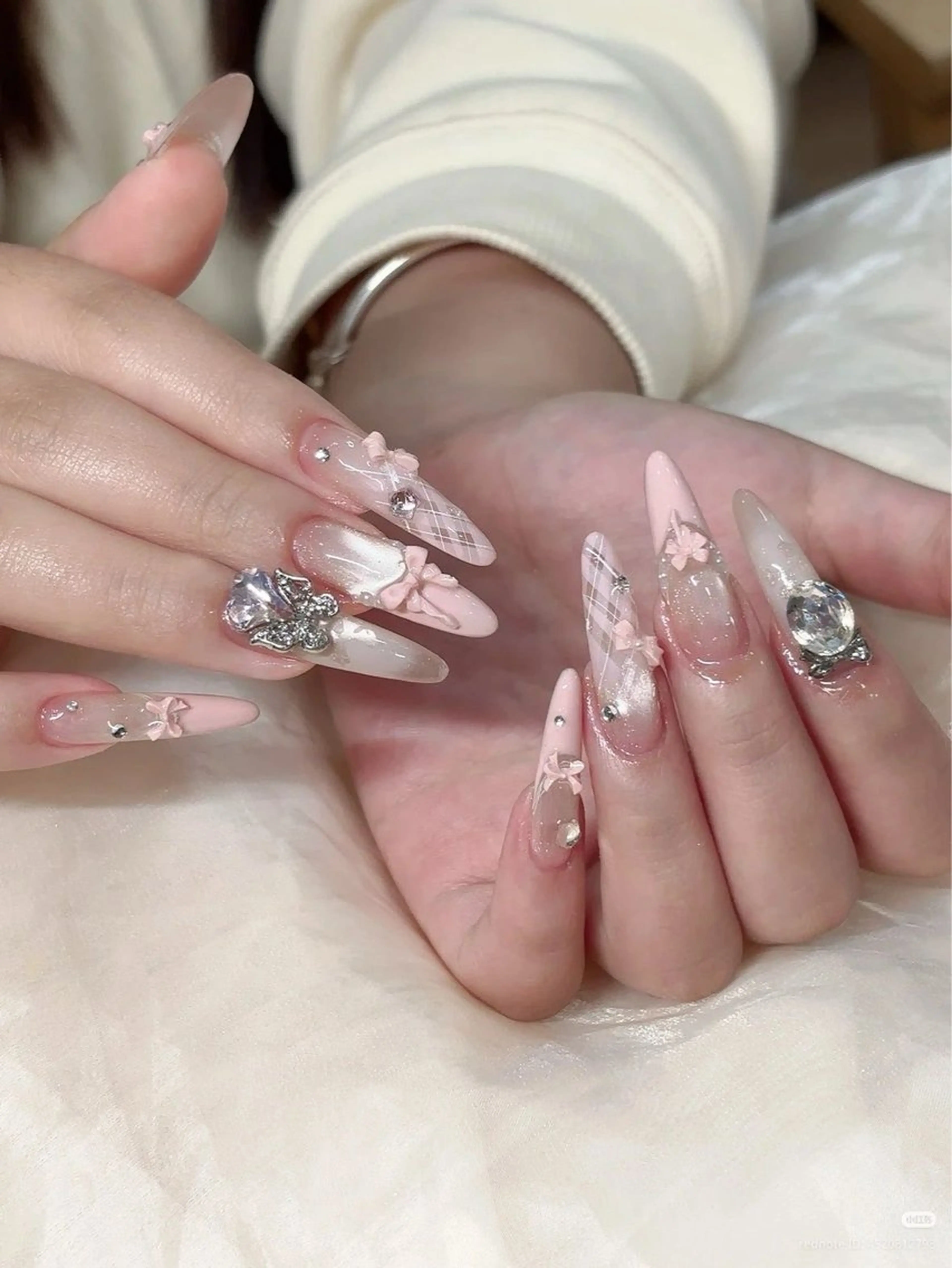 ネイル キラキラネイル 韓国ネイル ロングネイル ワンホンネイル ハンドネイル Josie nail salonのネイルデザイン