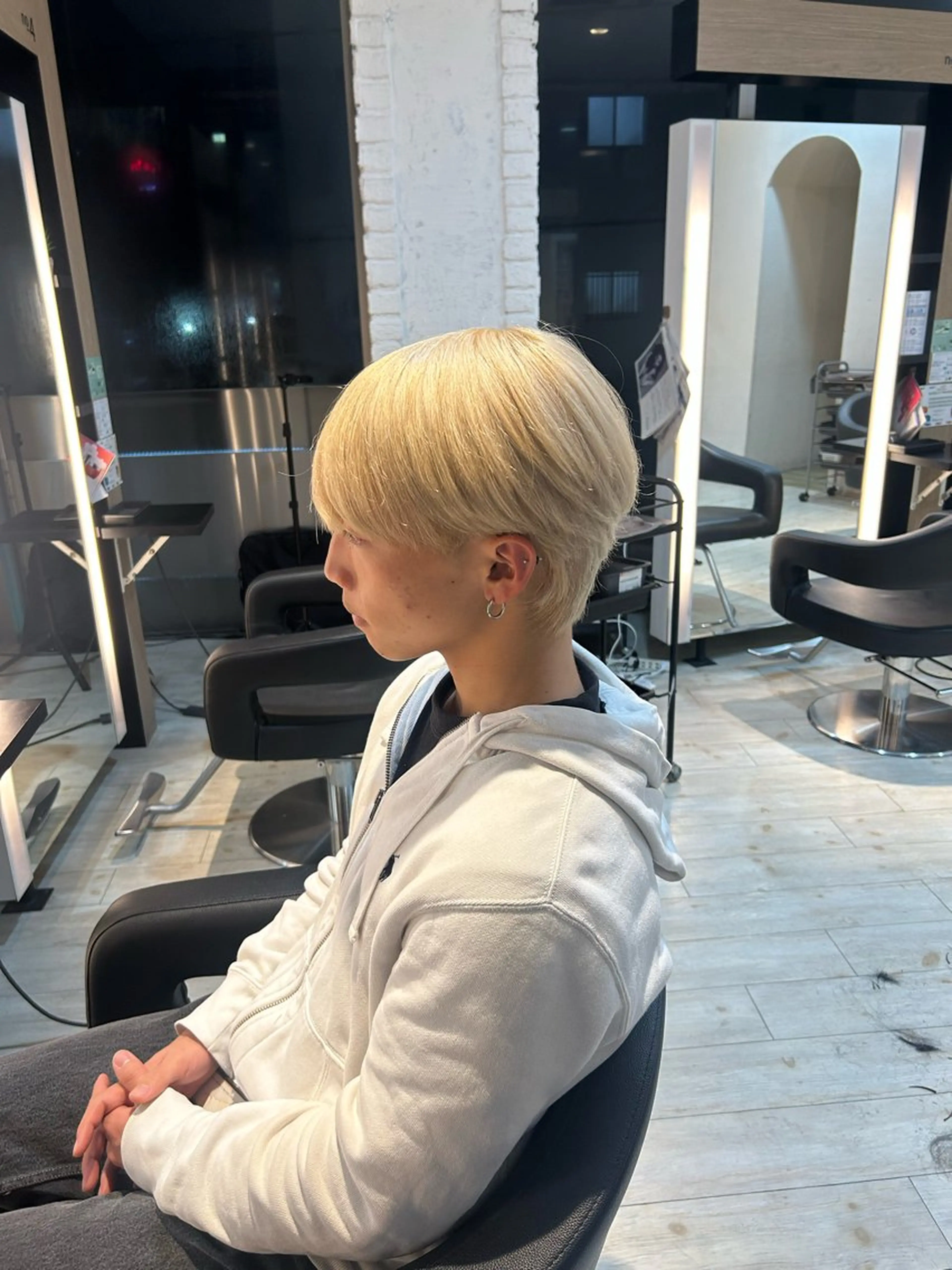 カラー メンズ メンズブリーチ ベージュカラー ブリーチ ブロンド ホワイトベージュ カット ヘアカラー トリートメント 有働由良／ハイトーン ／韓国メンズヘアのヘアスタイル