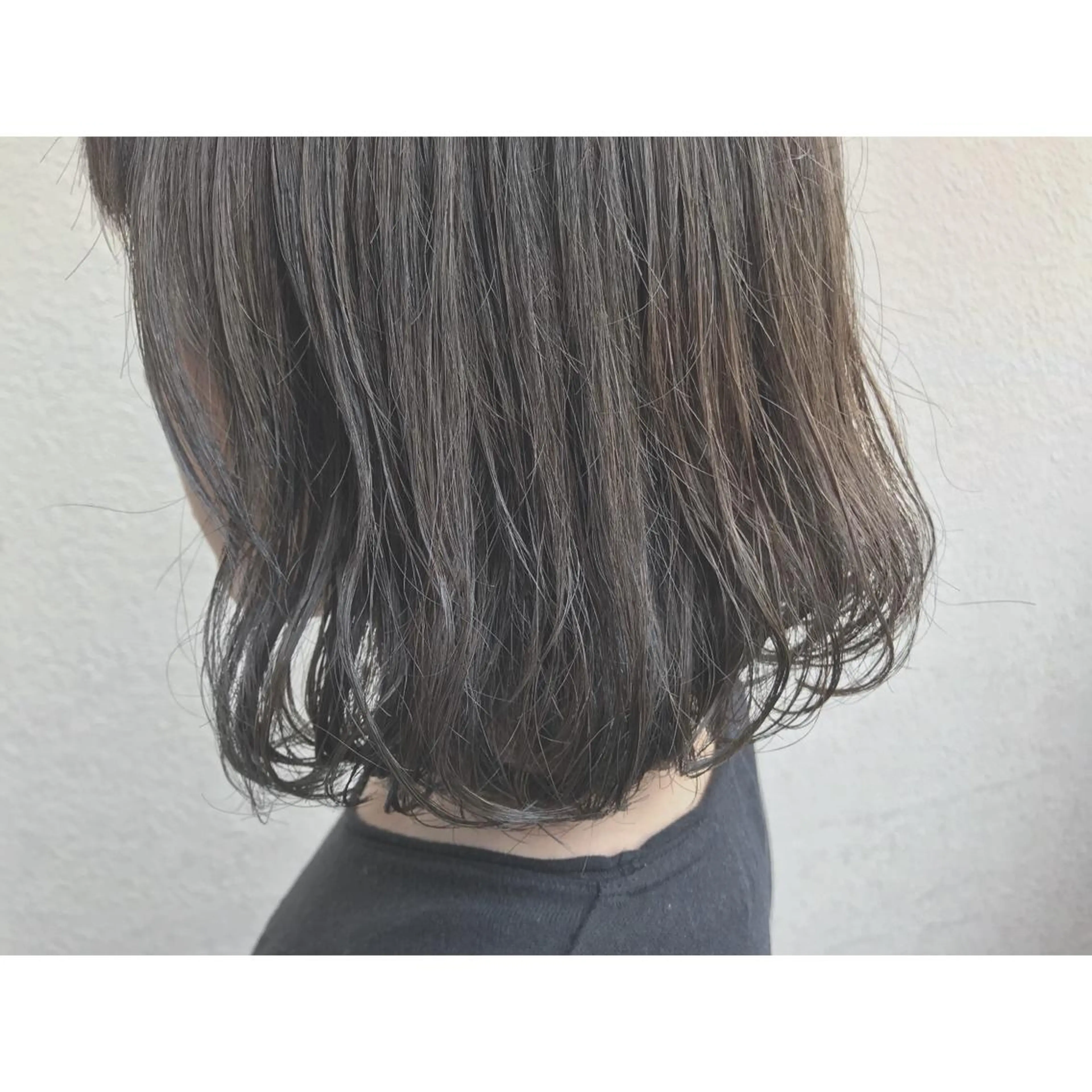 ミディアム カラー 切りっぱなしボブ アッシュ アッシュグレー ブルーカラー ブルージュ なかにし まゆみのヘアスタイル