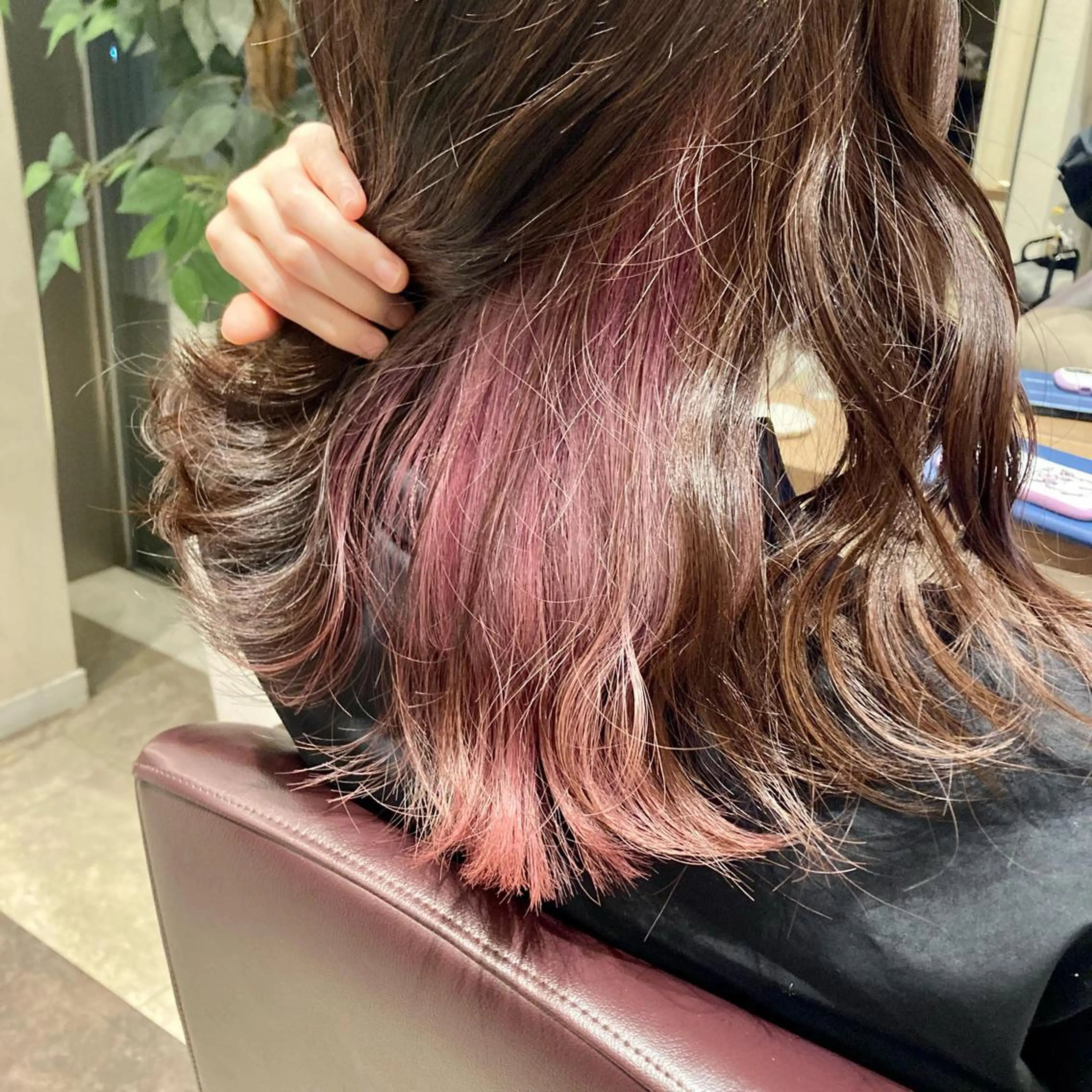 セミロング カラー インナーカラー ピンクカラー 松岡 知のヘアスタイル