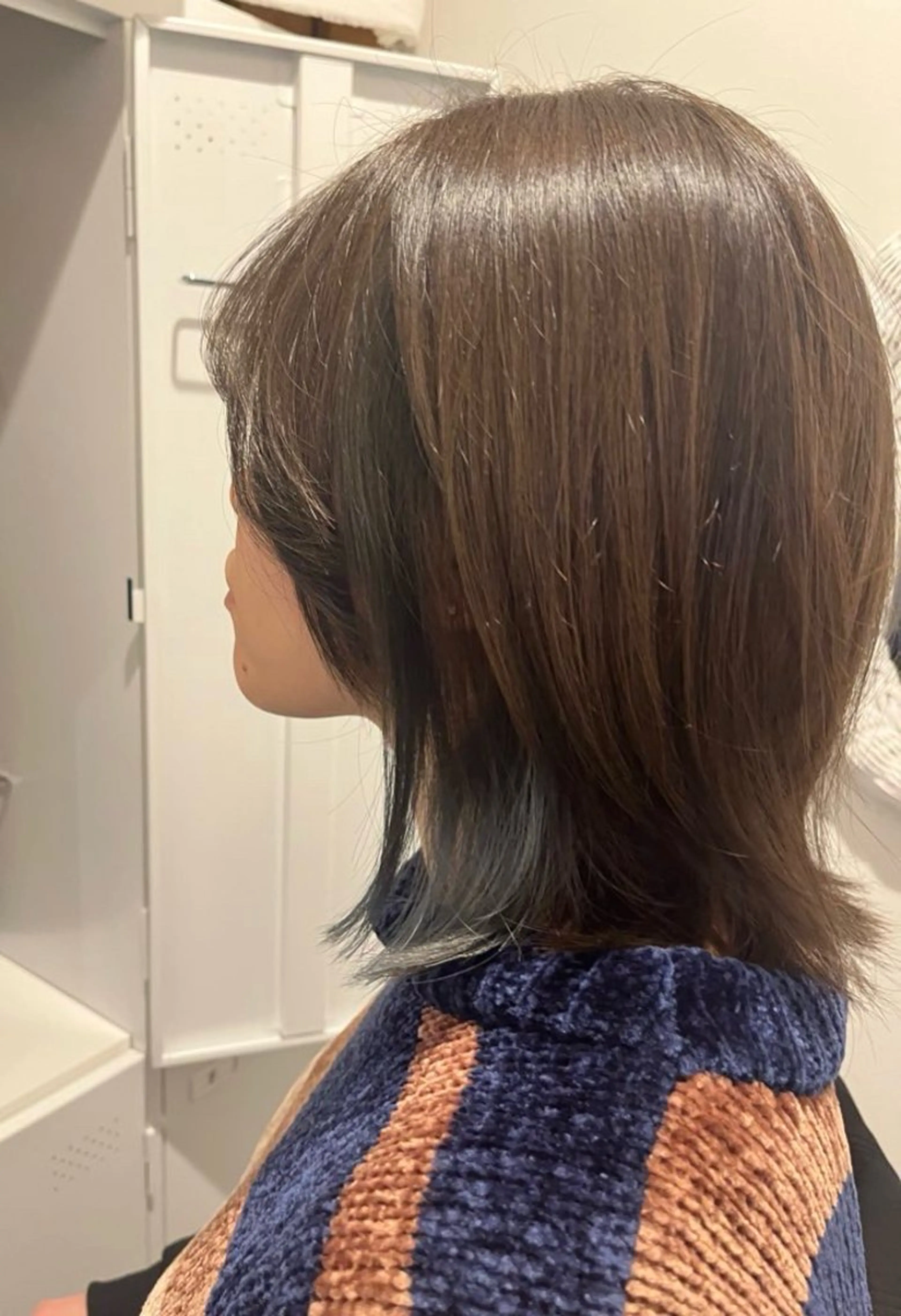 ミディアム カラー ブリーチ イヤリングカラー ヘアカラー あかね 髪質改善ストレートのヘアスタイル