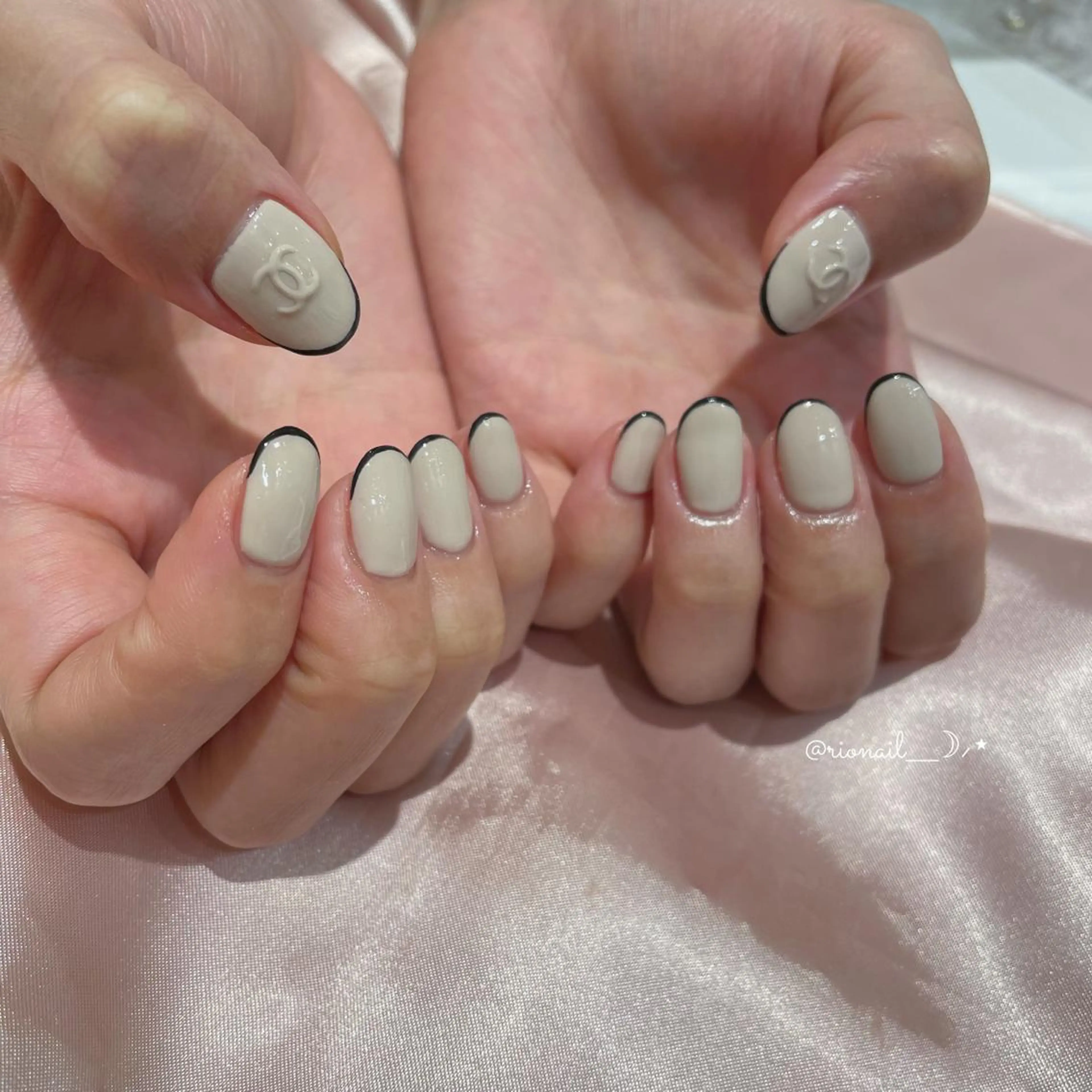ネイル アートネイル ハンドネイル 𝘙𝘪𝘰𝘯𝘢 ...🕯🤍のネイルデザイン