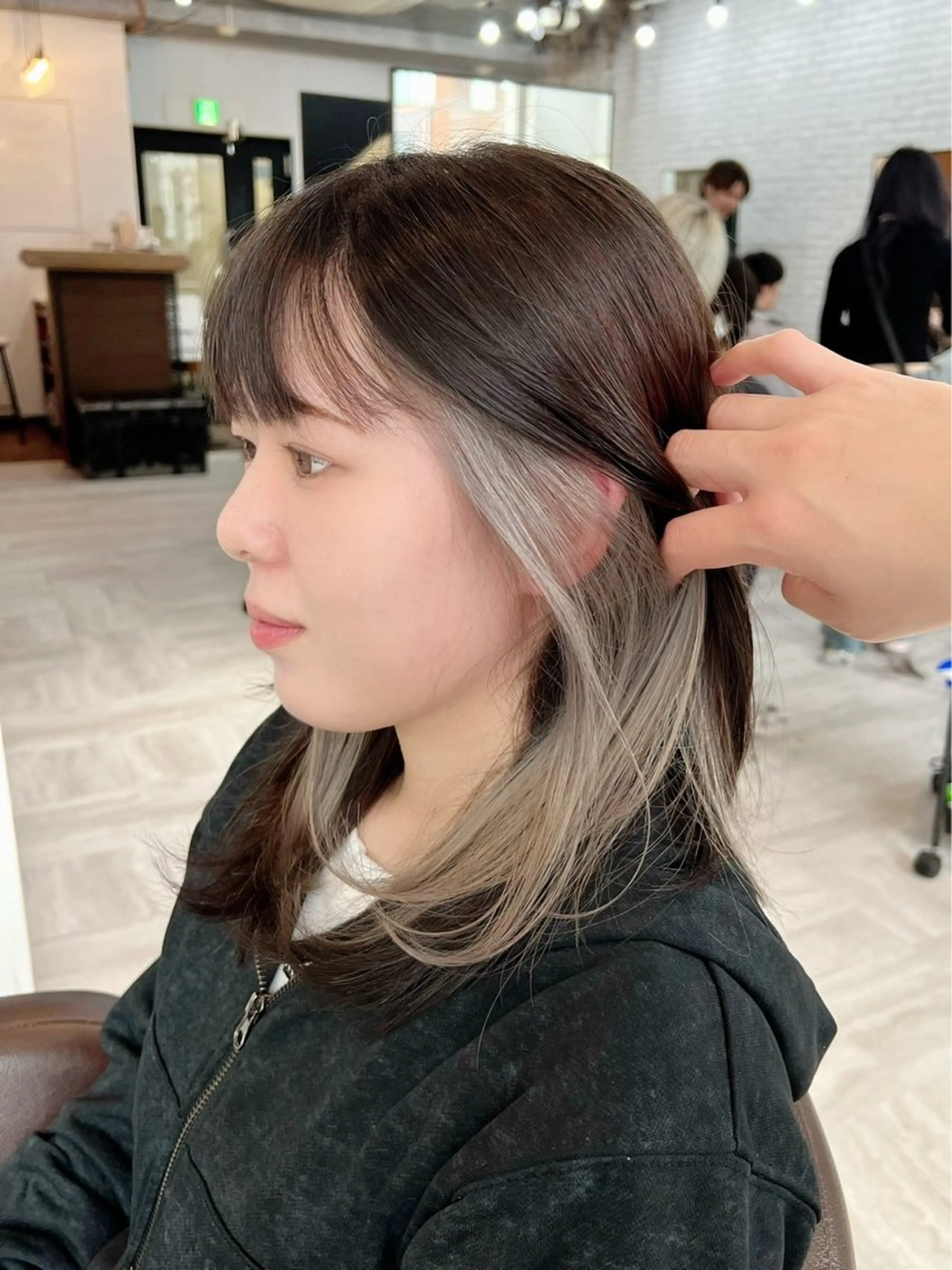 ミディアム カラー 山田 心愛のヘアスタイル