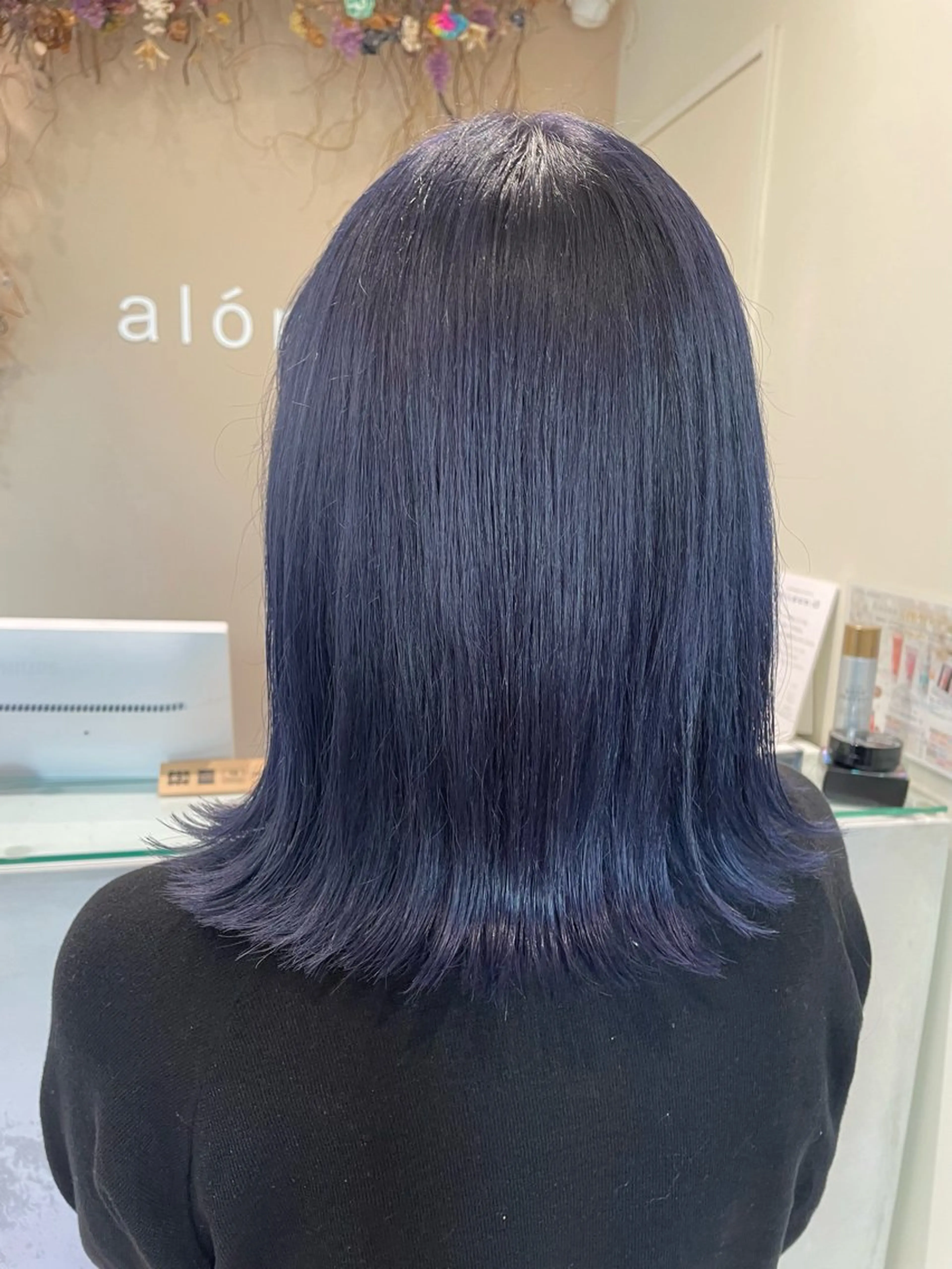 ミディアム カラー ネイビーカラー ボブ 外ハネヘア レイヤーカット/ブラ ウンカラー/河野凜のヘアスタイル