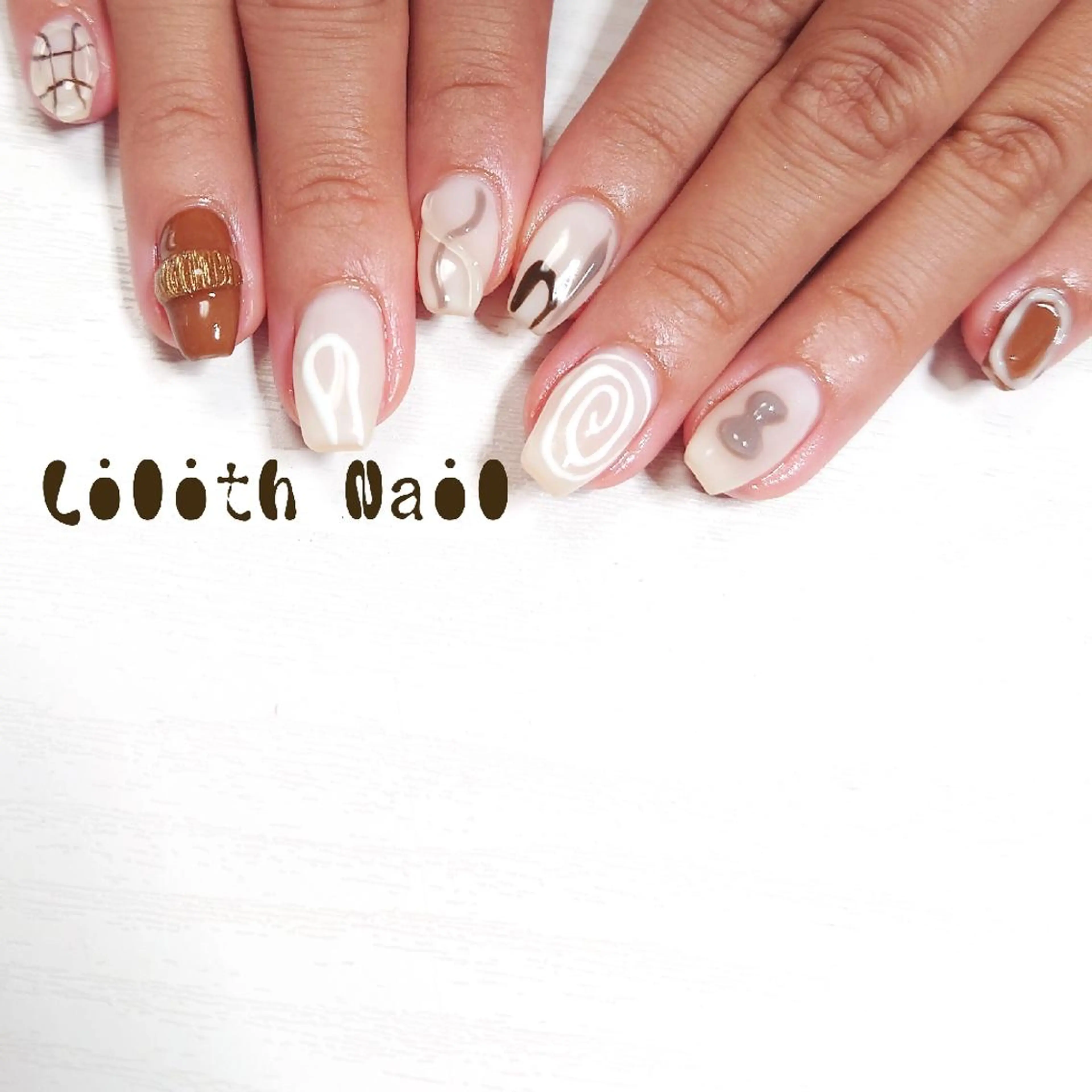 ネイル ブラウン ニュアンスネイル ホワイト 冬ネイル ハンドネイル Lilith Nailのネイルデザイン