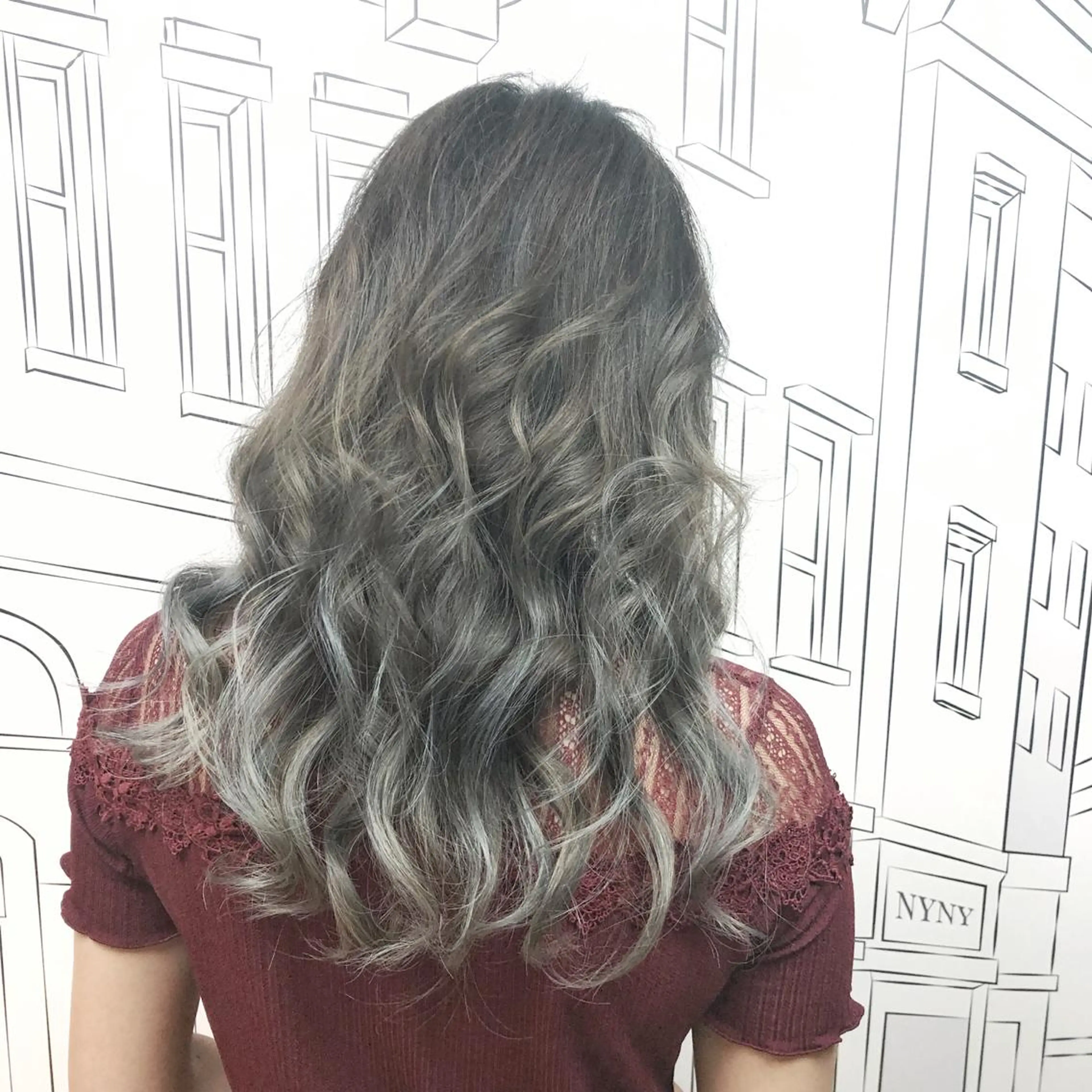 セミロング カラー グラデーションカラー シルバー レイヤー⭐️カラー ⭐️平川雅史のヘアスタイル