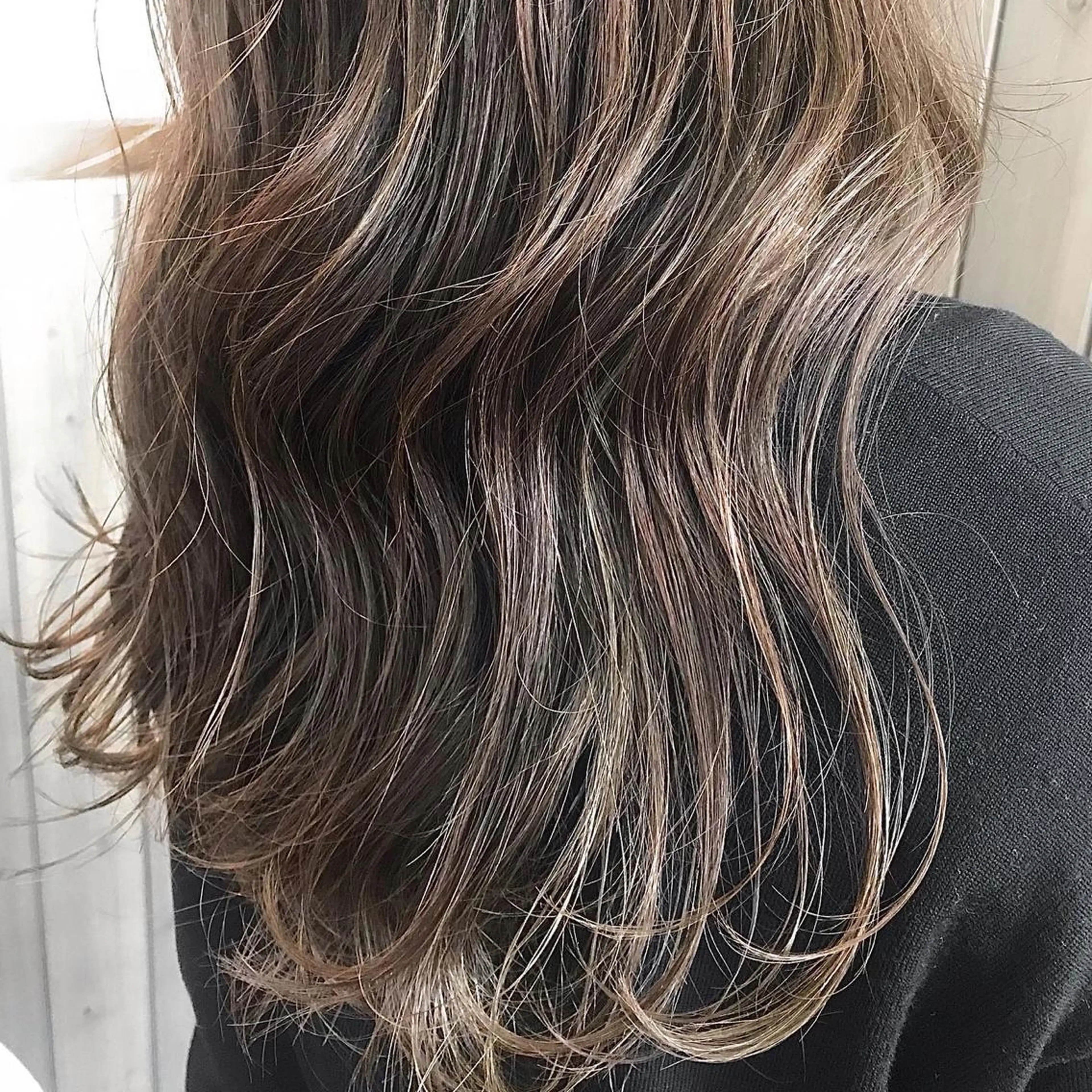 セミロング カラー パーマ ヘアアレンジ ベージュカラー ブリーチ グレージュ ハイライトカラー ハイライト ナガミネアリサ/ 学芸大学/海外ヘアのヘアスタイル