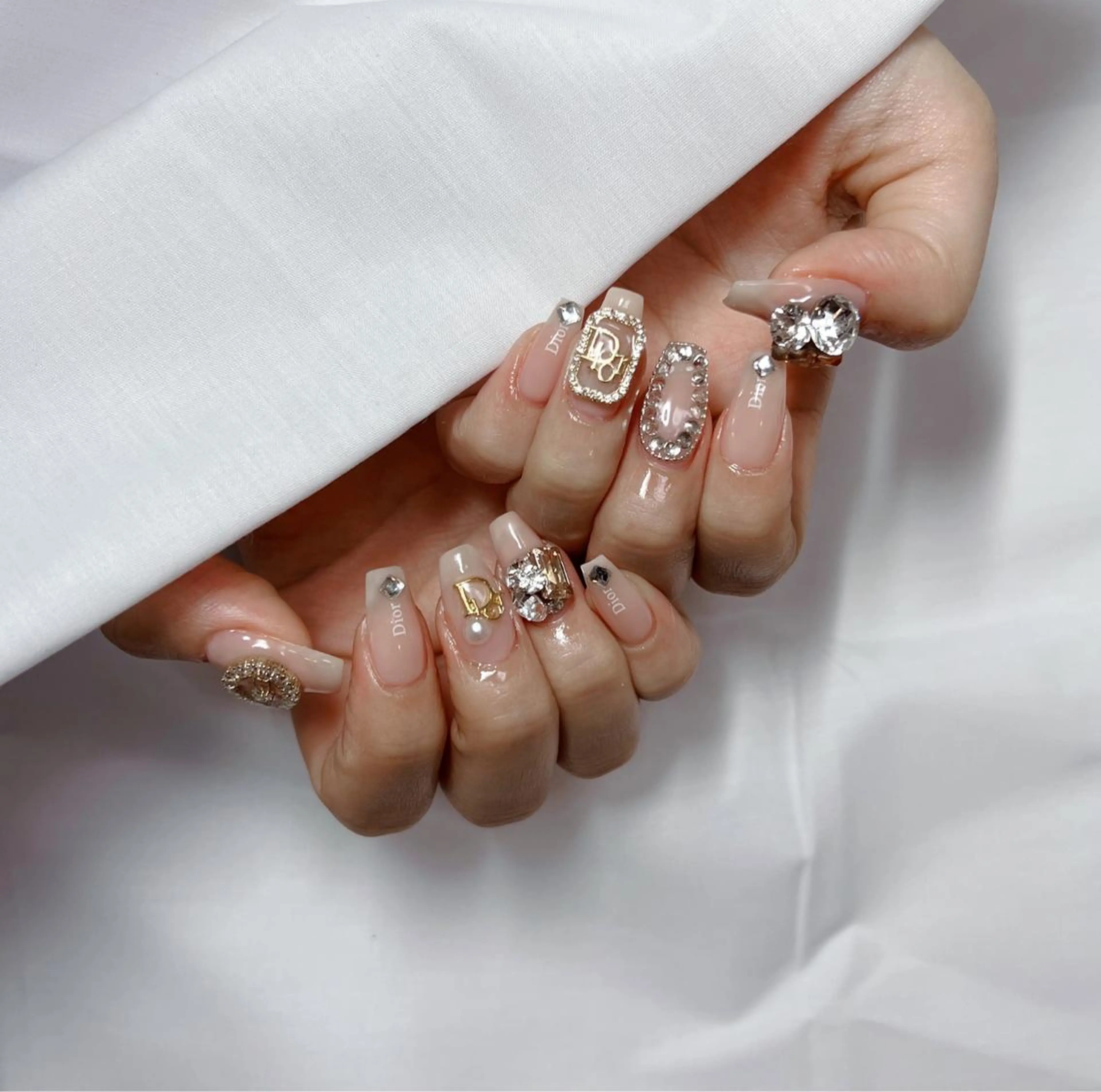 ネイル フレンチネイル 韓国ネイル 持ち込み スカルプネイル ワンホンネイル ハンドネイル ハンドケア ちゅるんネイル🪄 耳ツボジュエリー🔗のネイルデザイン