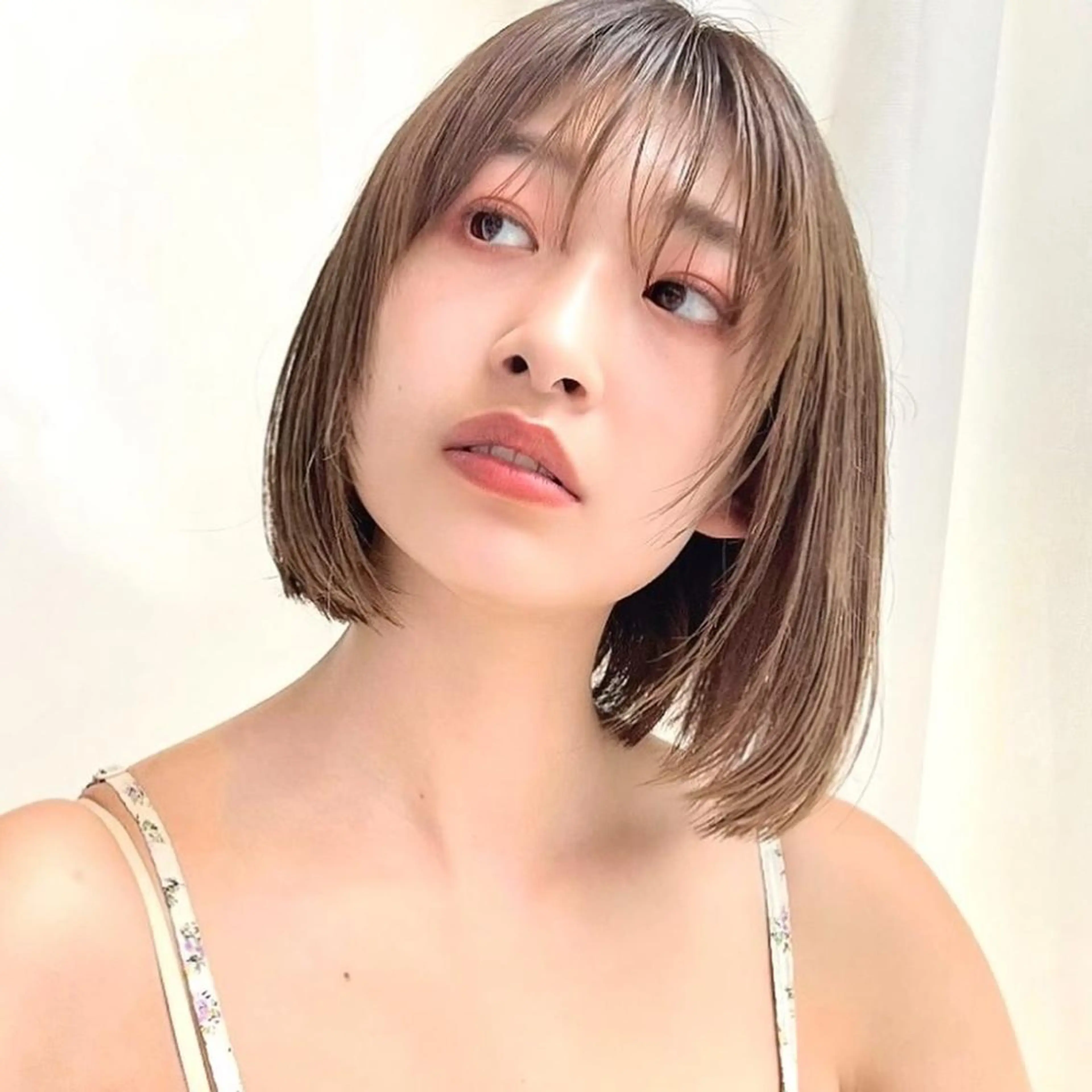 ショート カラー 切りっぱなしボブ 前下がりボブ ブリーチ 透明感カラー グレージュ カット ヘアカラー トリートメント レイヤー専門家 ダブルカラー修のヘアスタイル