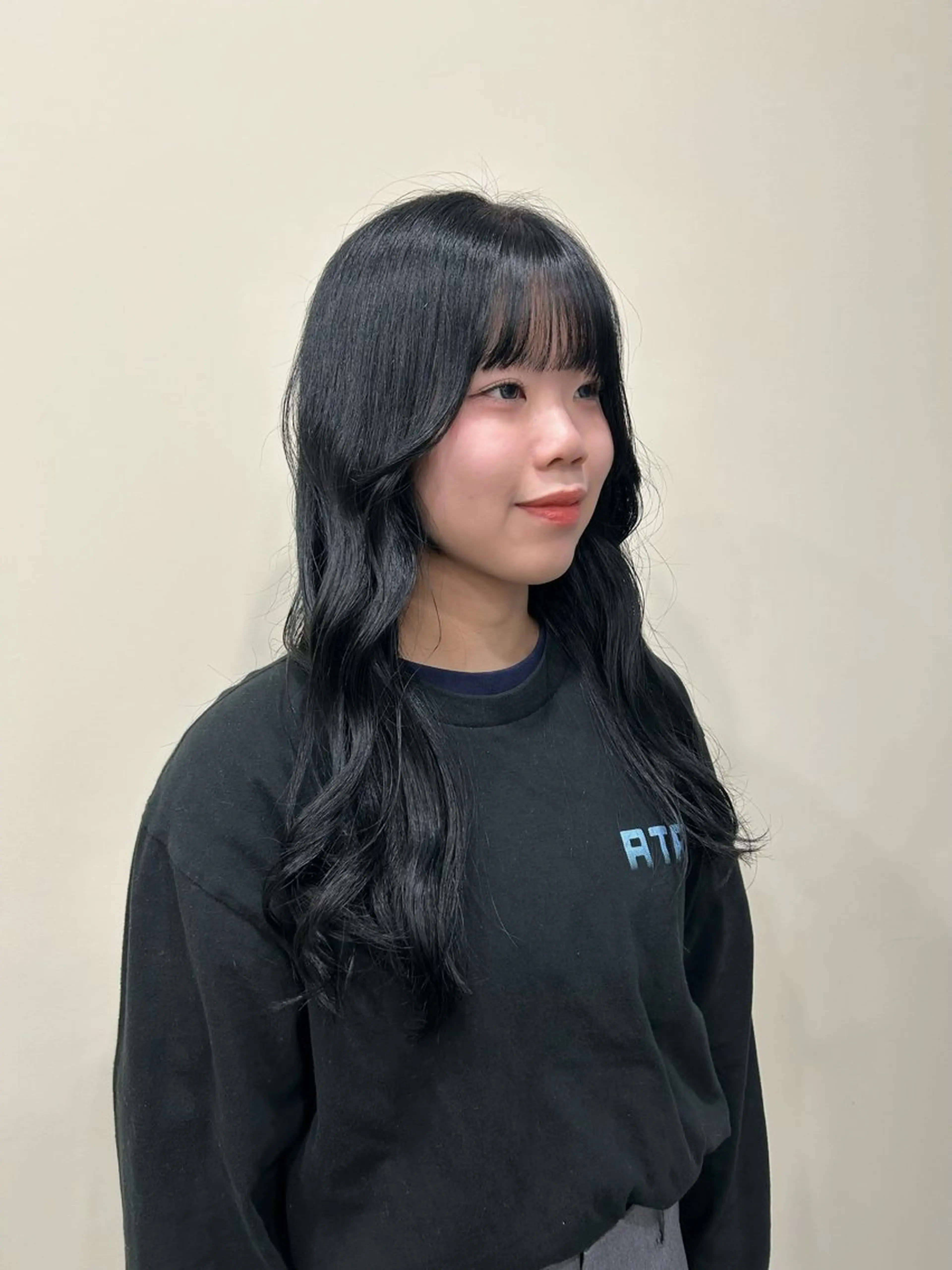 ロング カラー 黒髪 ブリーチ ブルーカラー ブルーブラック ヘアカラー 透明感カラー レイヤー/むつきのヘアスタイル