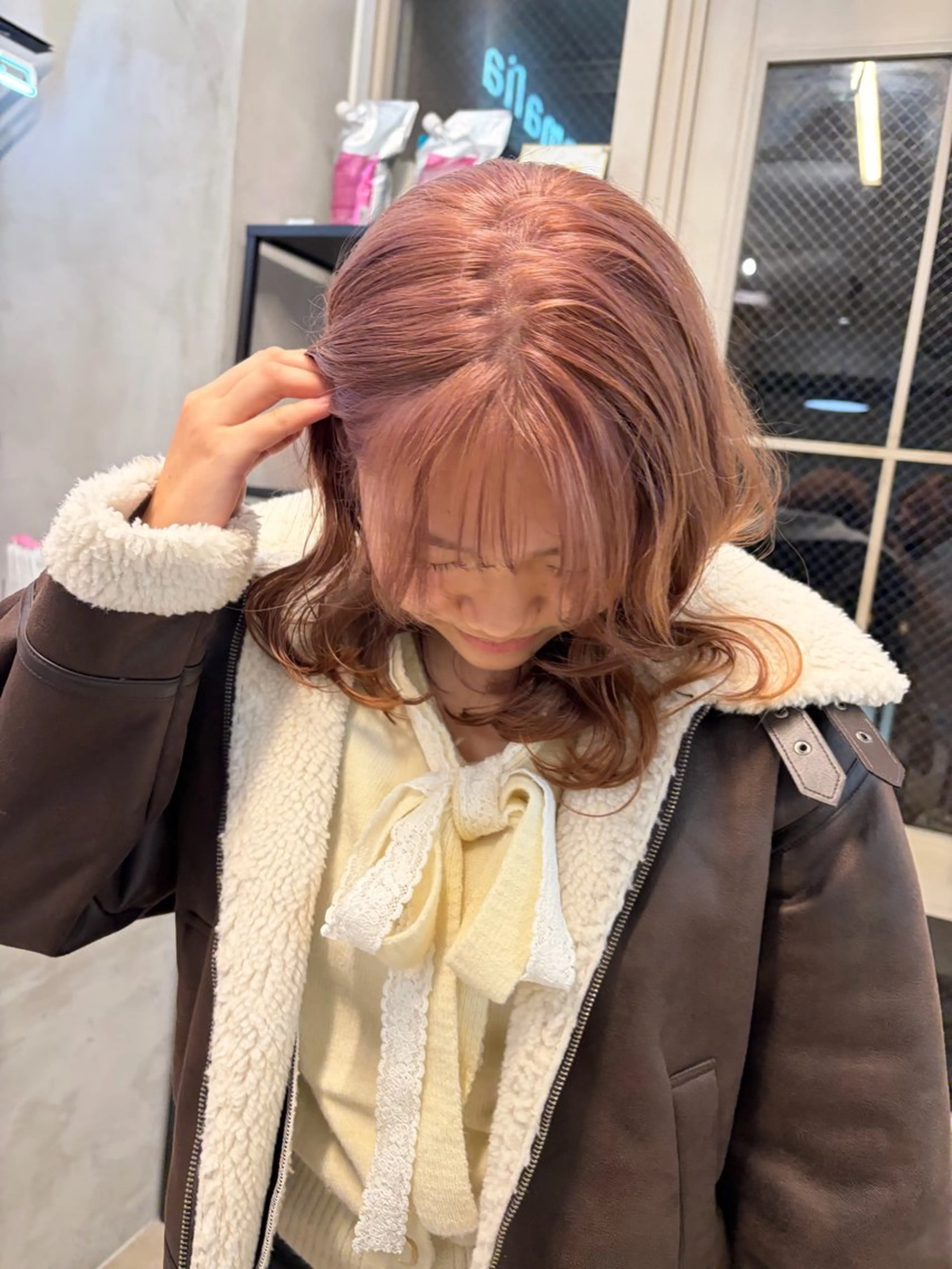 セミロング カラー ミルクティー× グレージュMOMOのヘアスタイル