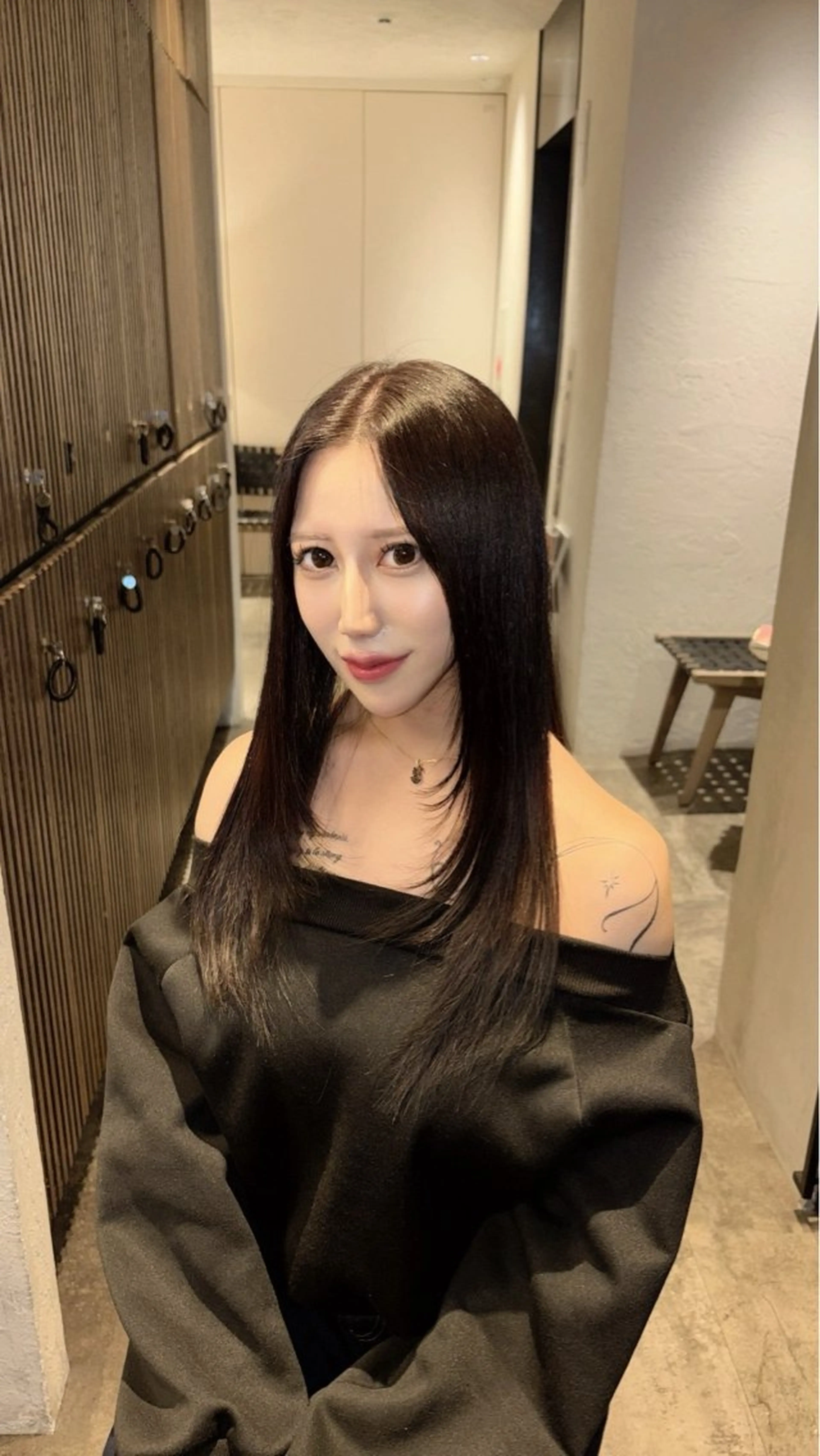 ロング カラー 透明感カラー レイヤーカット ロング カット 渋谷/切りっぱなし レイヤー/ブリーチのヘアスタイル