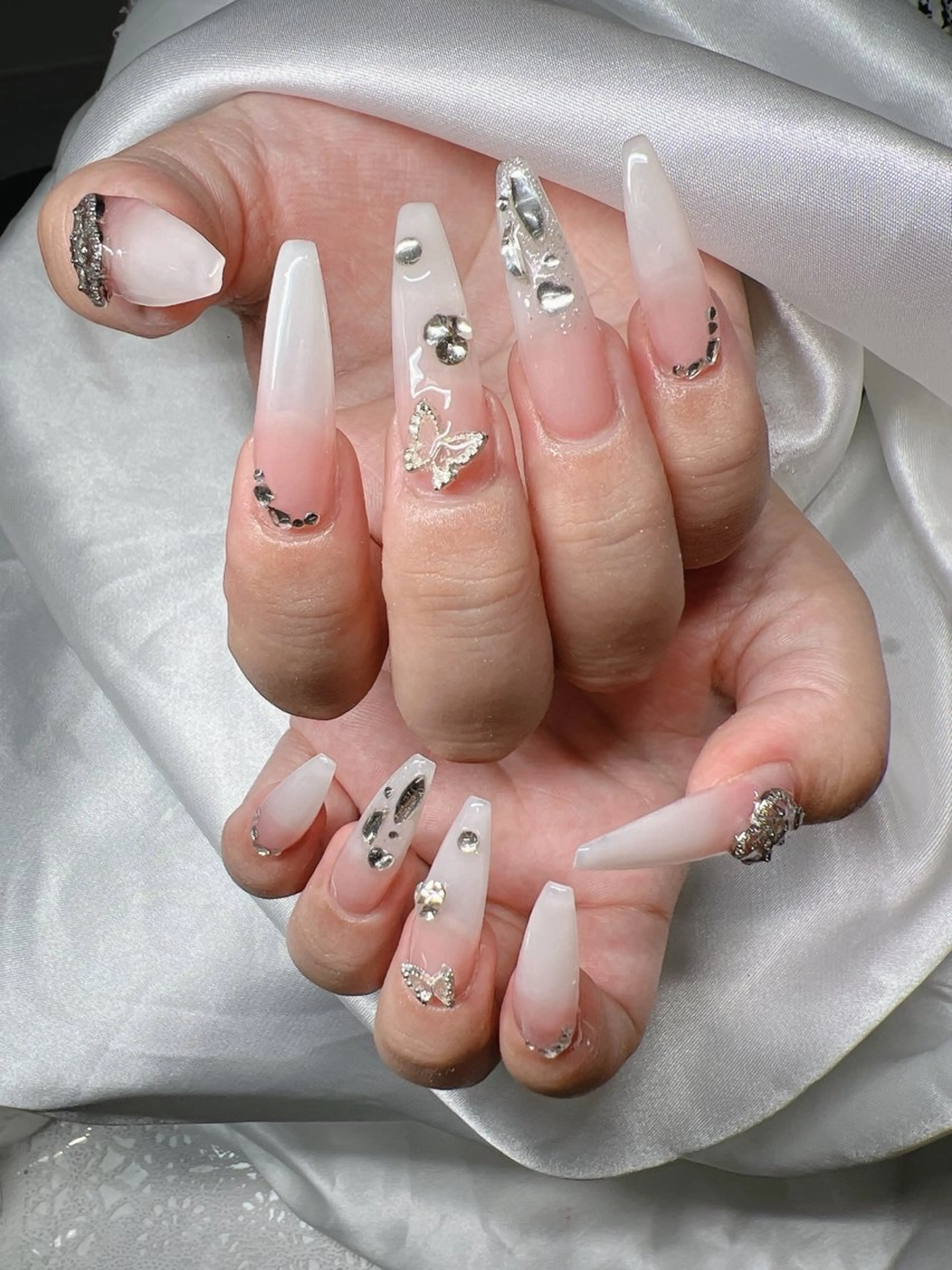 ネイル 長さ出し グラデーション 卒業式 キラキラネイル マグネットネイル Lee Nailsのネイルデザイン