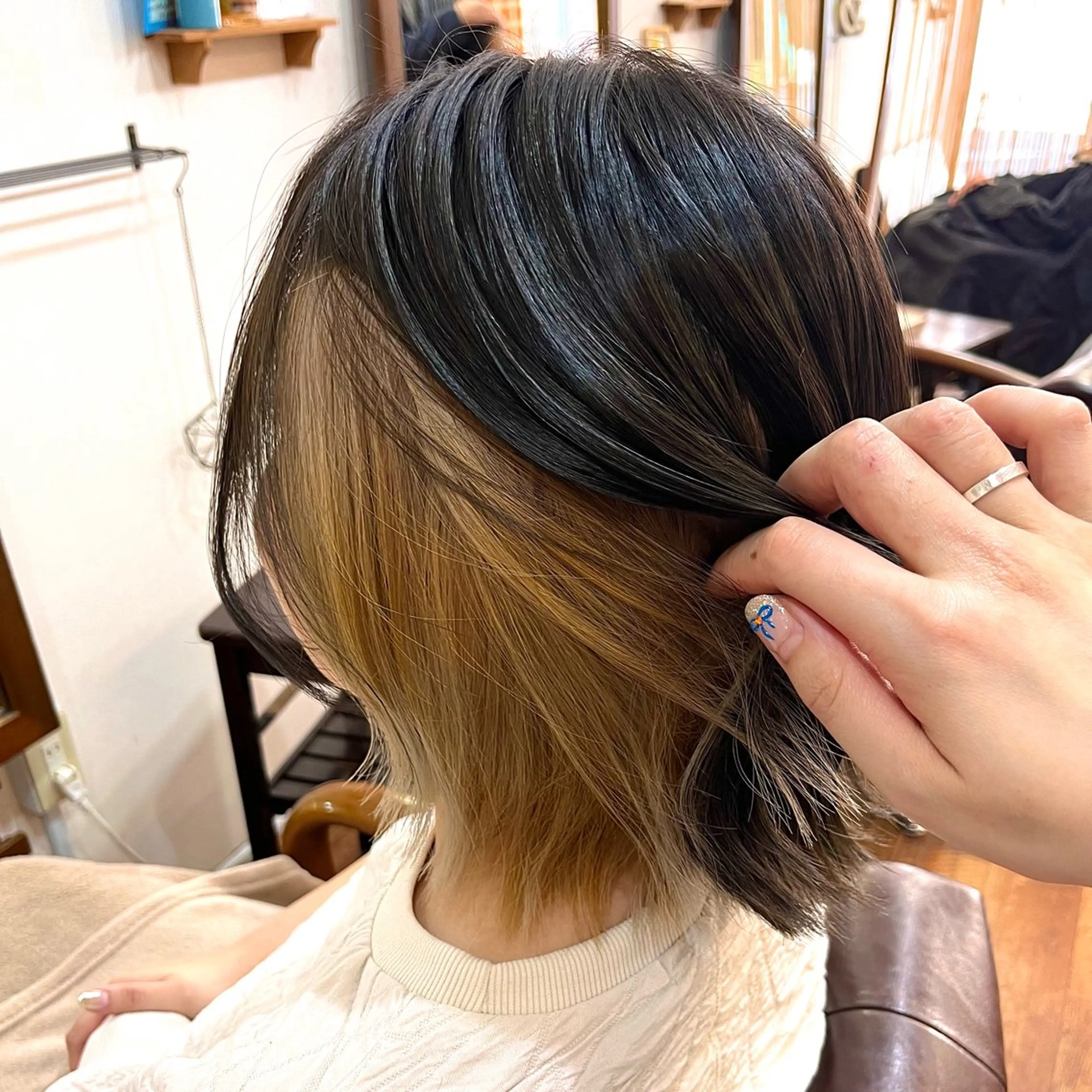 ショート カラー ヘアアレンジ アッシュ バレイヤージュ インナーカラー レイヤーカット 外ハネヘア 中津川 愛恵のヘアスタイル