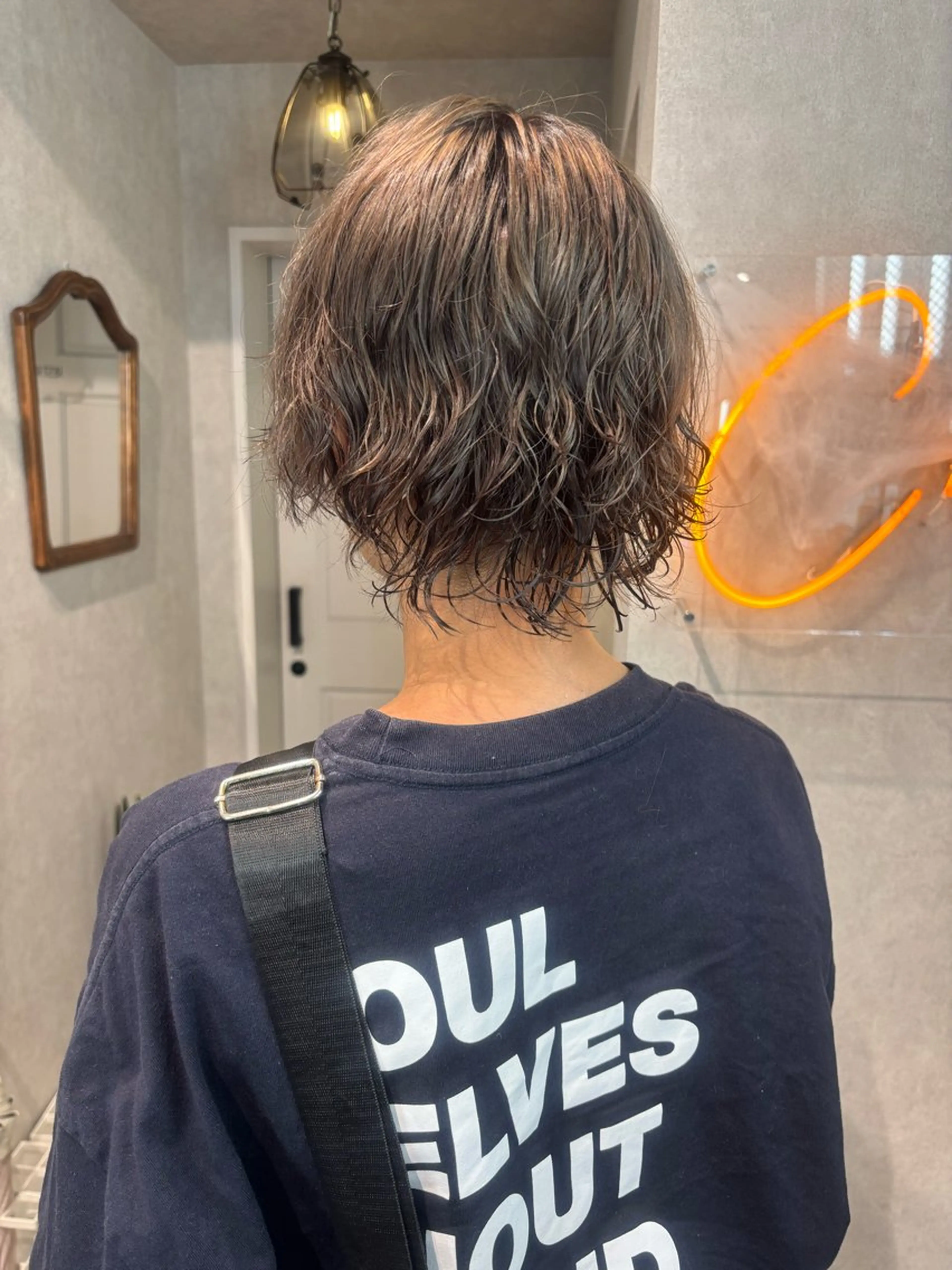 ミディアム カラー ヘアアレンジ 切りっぱなしボブ ブリーチ ダブルカラー イヤリングカラー ハイライトカラー iona/ハイトーン /ネイルのネイルデザイン