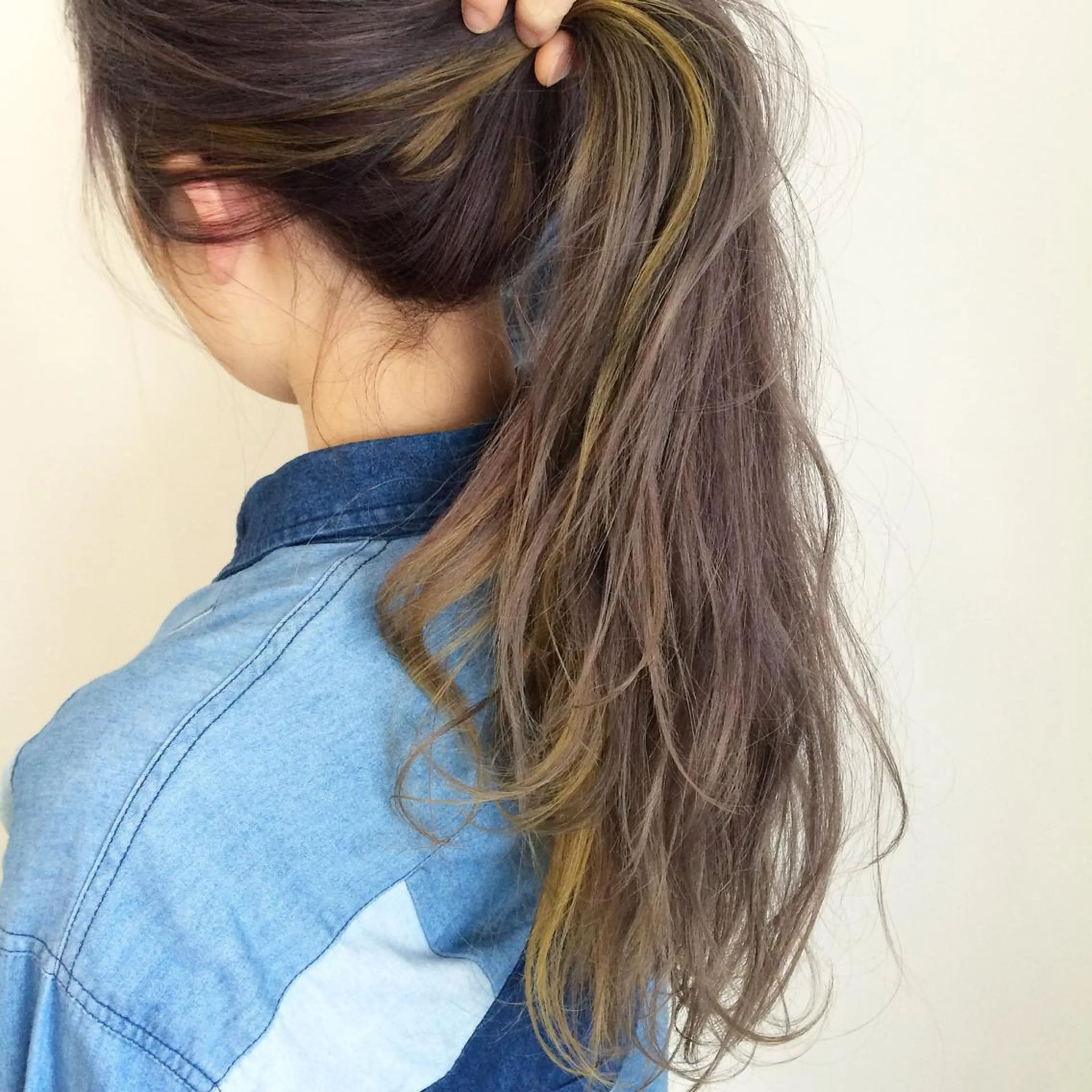 カラー アッシュ アッシュグレー ブリーチ インナーカラー イエローカラー ヘアカラー トリートメント 坂上 岳のヘアスタイル