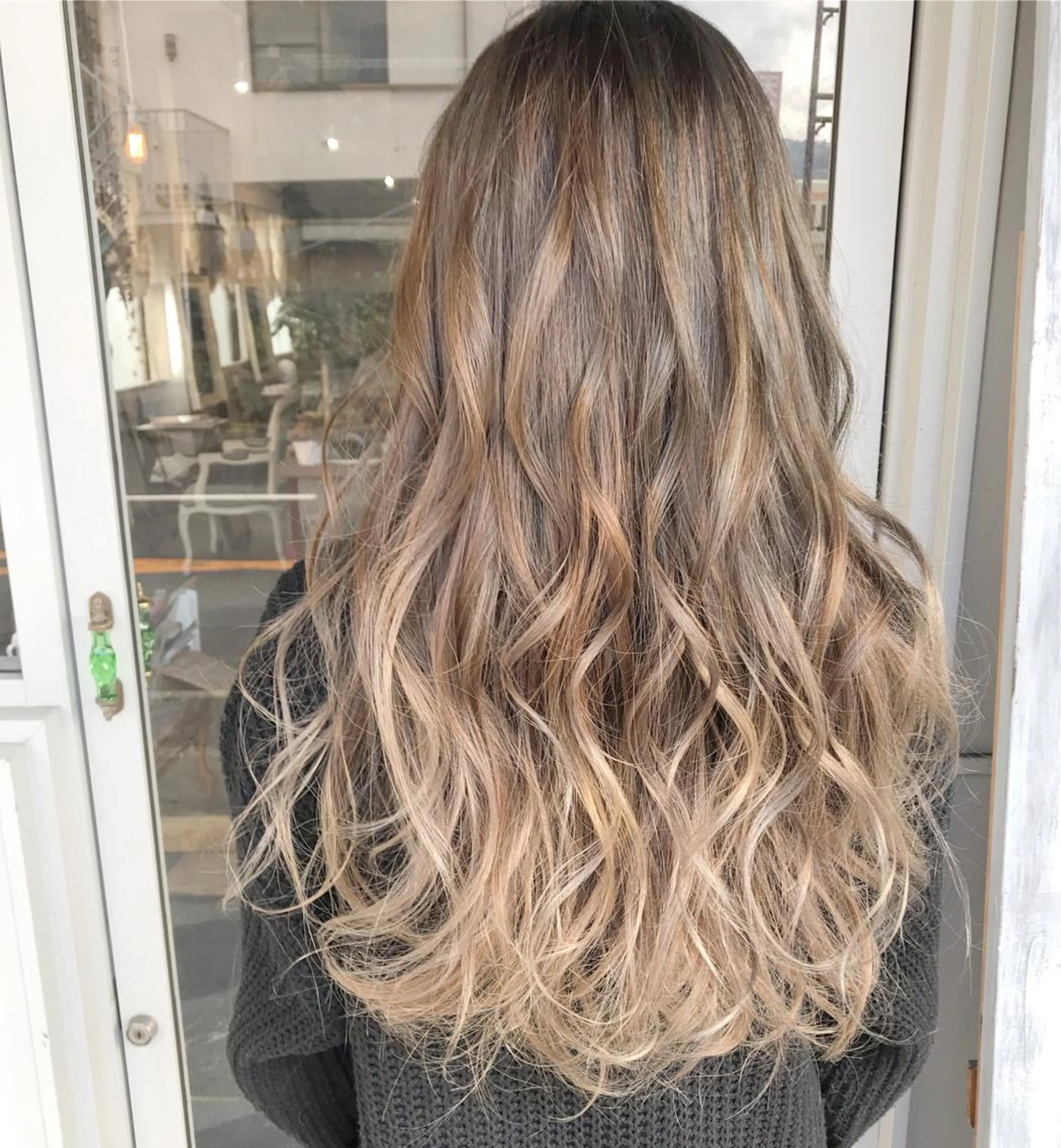 ロング カラー ヘアアレンジ お団子ヘア 切りっぱなしボブ バレイヤージュ ブリーチ デザインカラー Mariana/ 鶴原-ハイライトのヘアスタイル