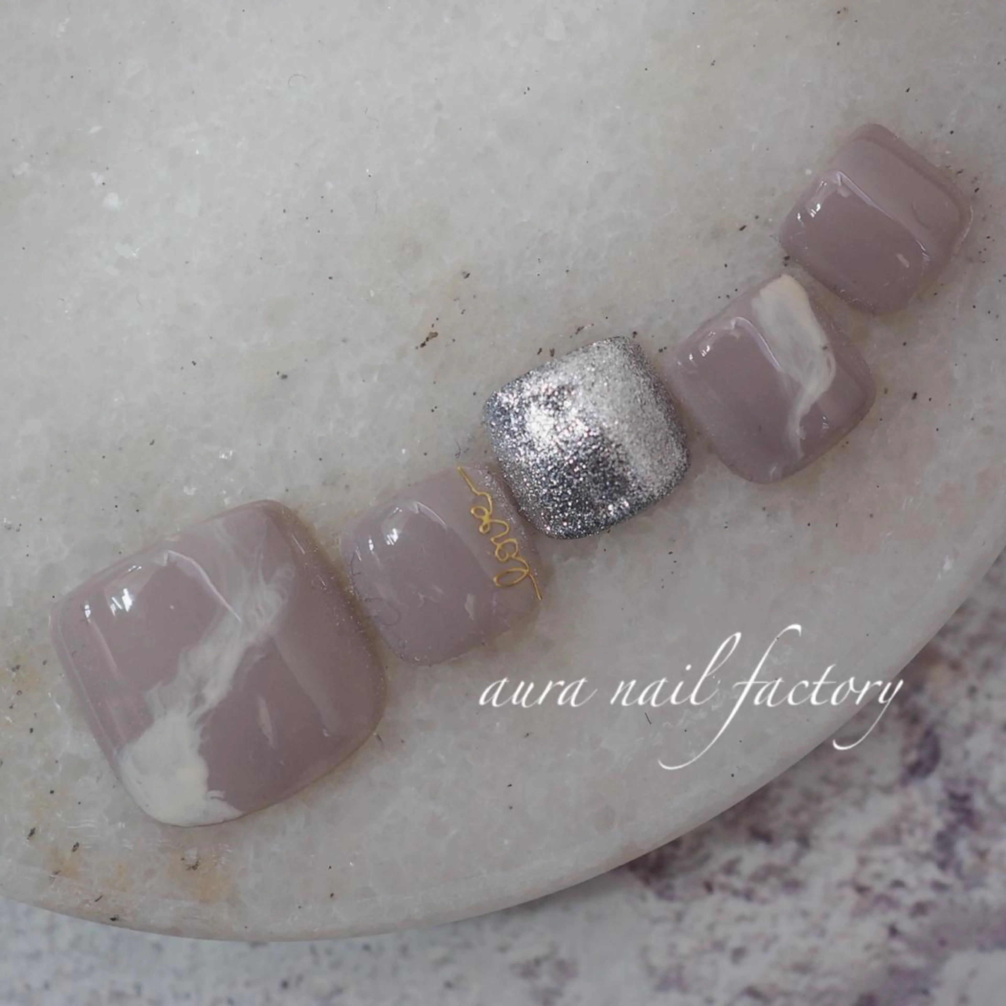 ショート カラー ネイル フットネイル ニュアンスネイル 赤羽 aura 深爪を断らない✨のネイルデザイン