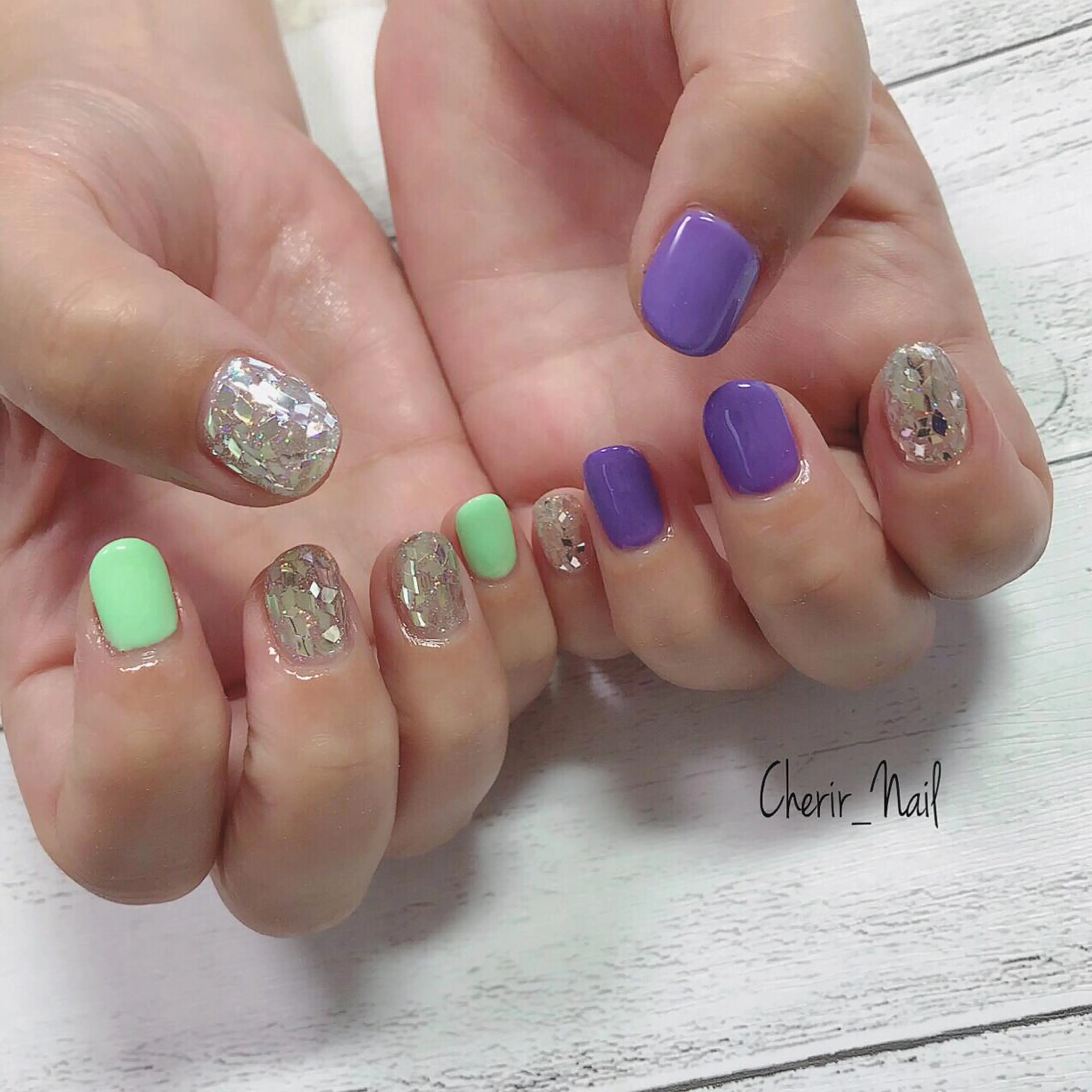 ネイル オーロラネイル グリーン キラキラネイル ワンカラーネイル パープル Cherirnail kaoriのネイルデザイン