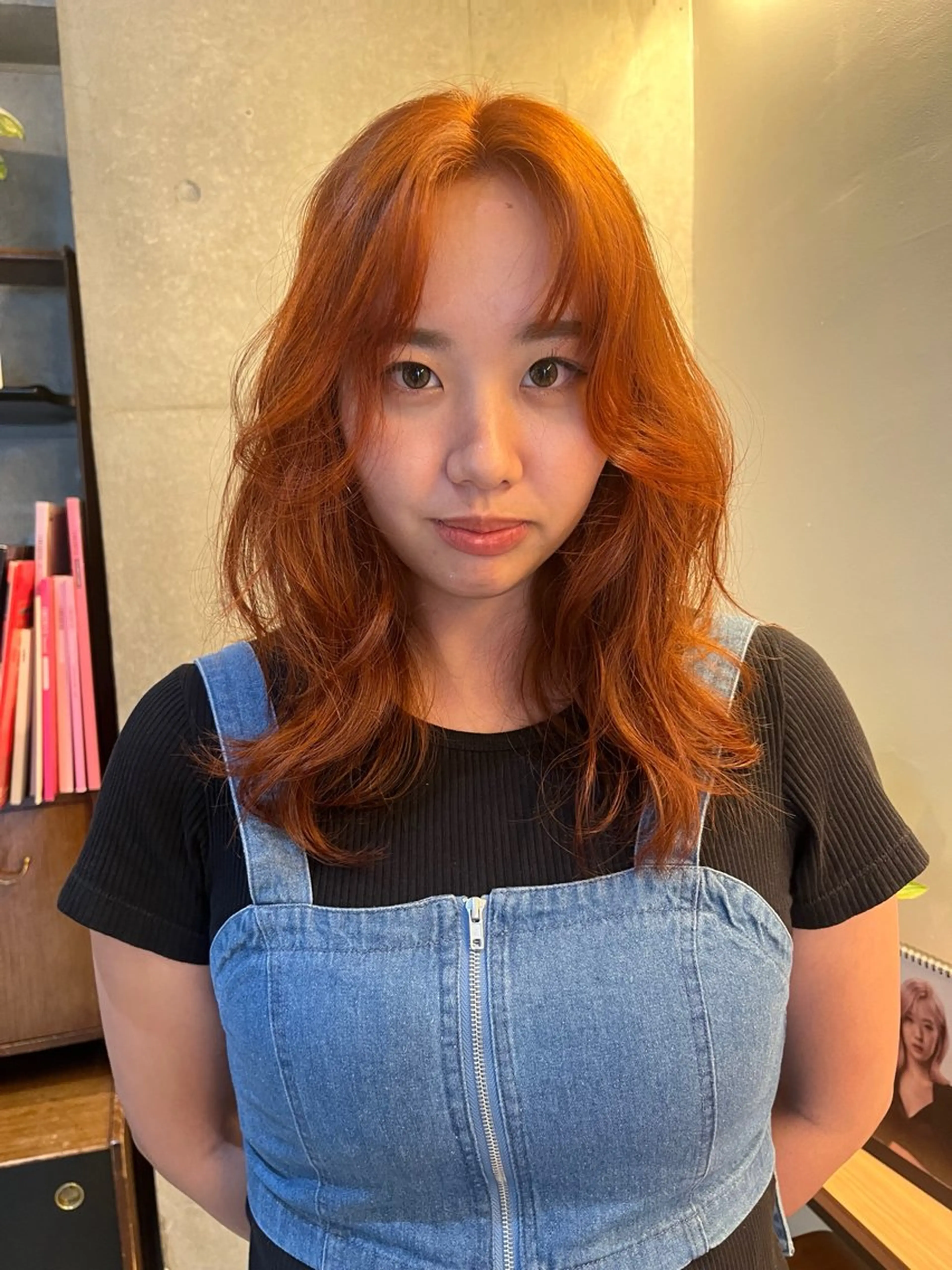 ミディアム オレンジブラウン 顔まわりレイヤー レイヤーカット シャギー レイヤーカット\ウル フ　chinatsuのヘアスタイル