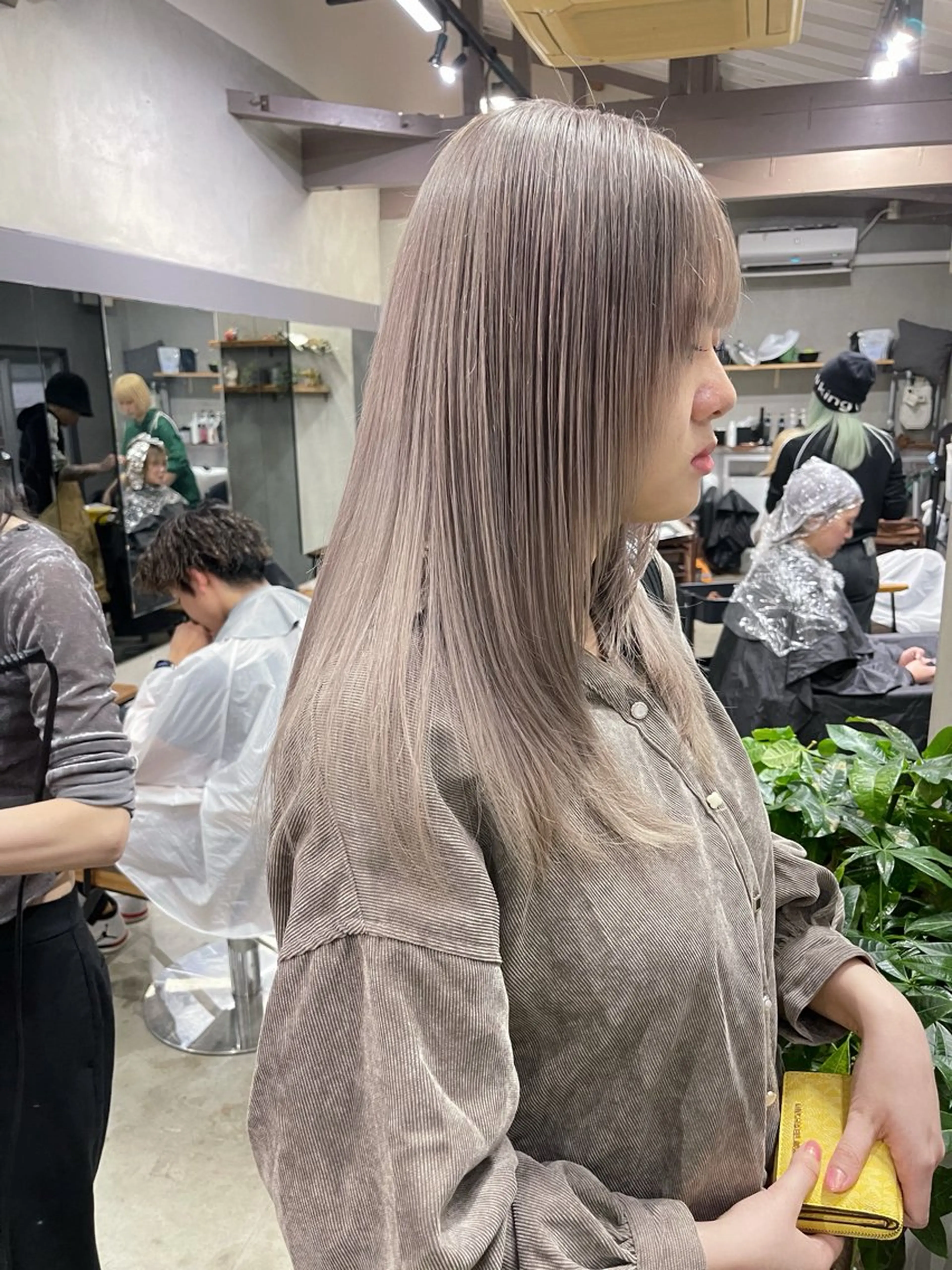 ミディアム カラー ベージュカラー グレージュ ハイトーンカラー ミルクティーベージュ ミルクティーグレージュ ヘアカラー トリートメント AiM 大名　似合わせカットのヘアスタイル