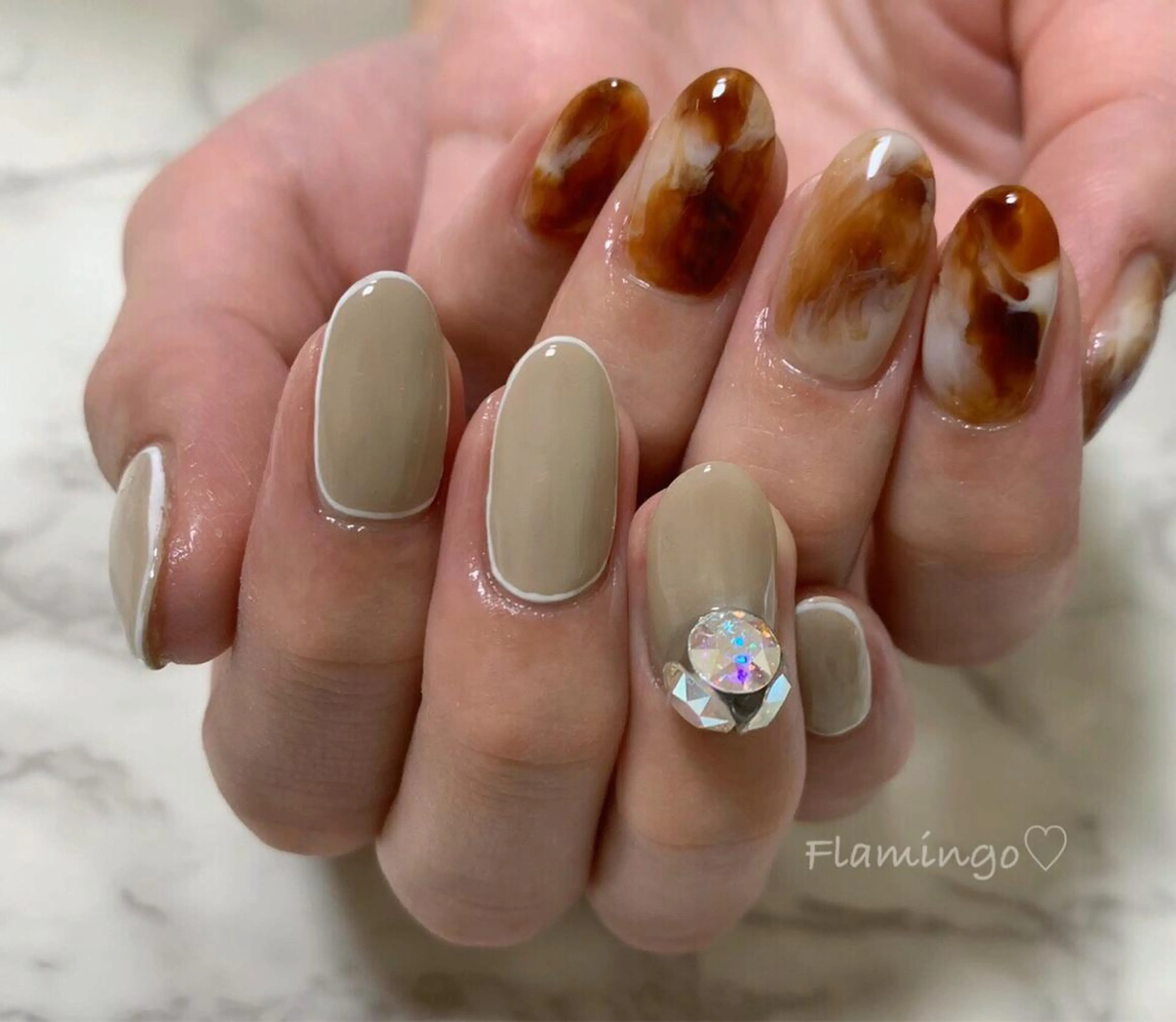 ネイル ブラウン ワンカラーネイル ストーンネイル フィルイン／自爪育成 ／爪に優しい施術のネイルデザイン