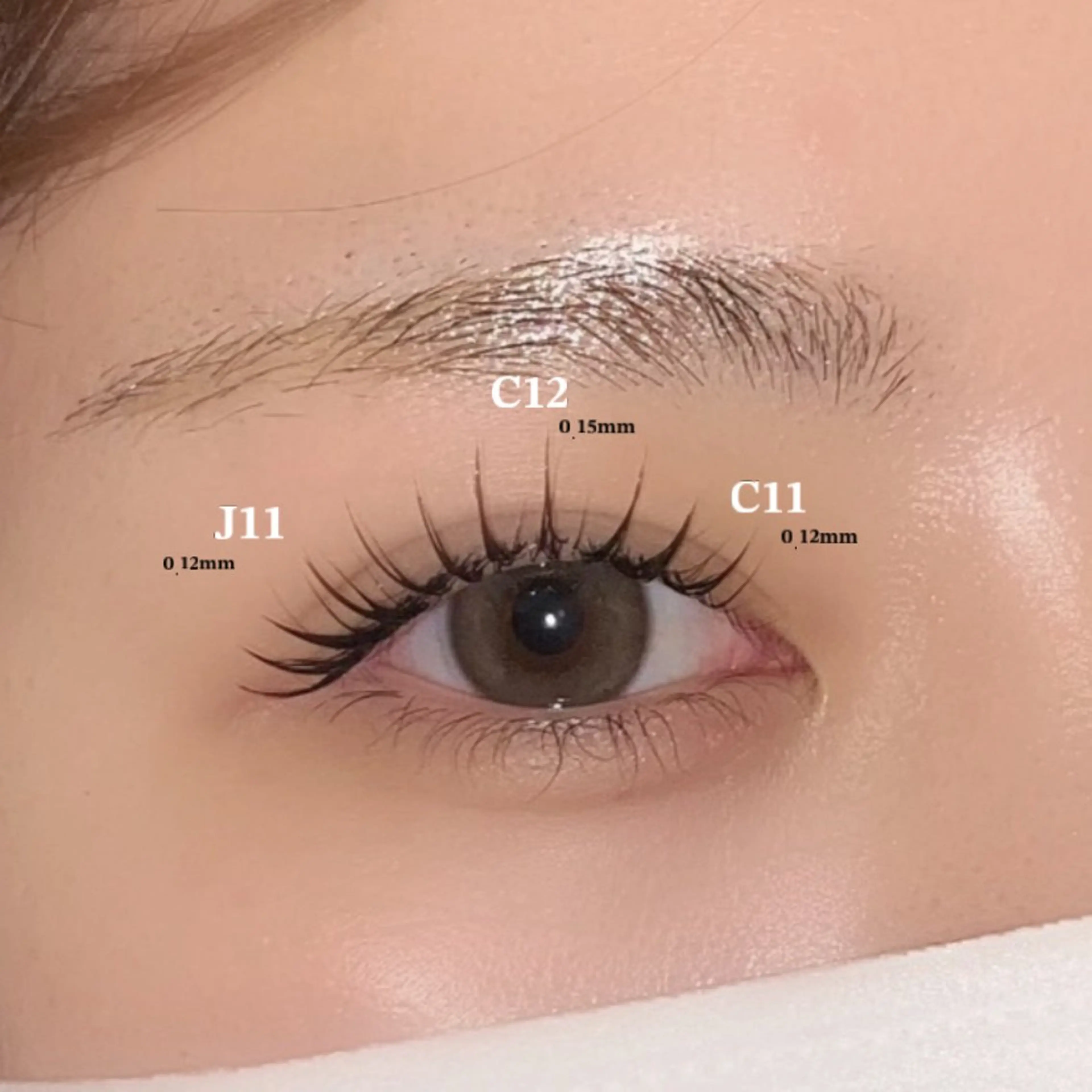 マツエク・マツパ 束感まつ毛 フラットラッシュ 韓国風マツエク パリジェンヌラッシュリフト ボリュームラッシュ 肌に馴染むハイトーン /ミルクティーカラーのヘアスタイル