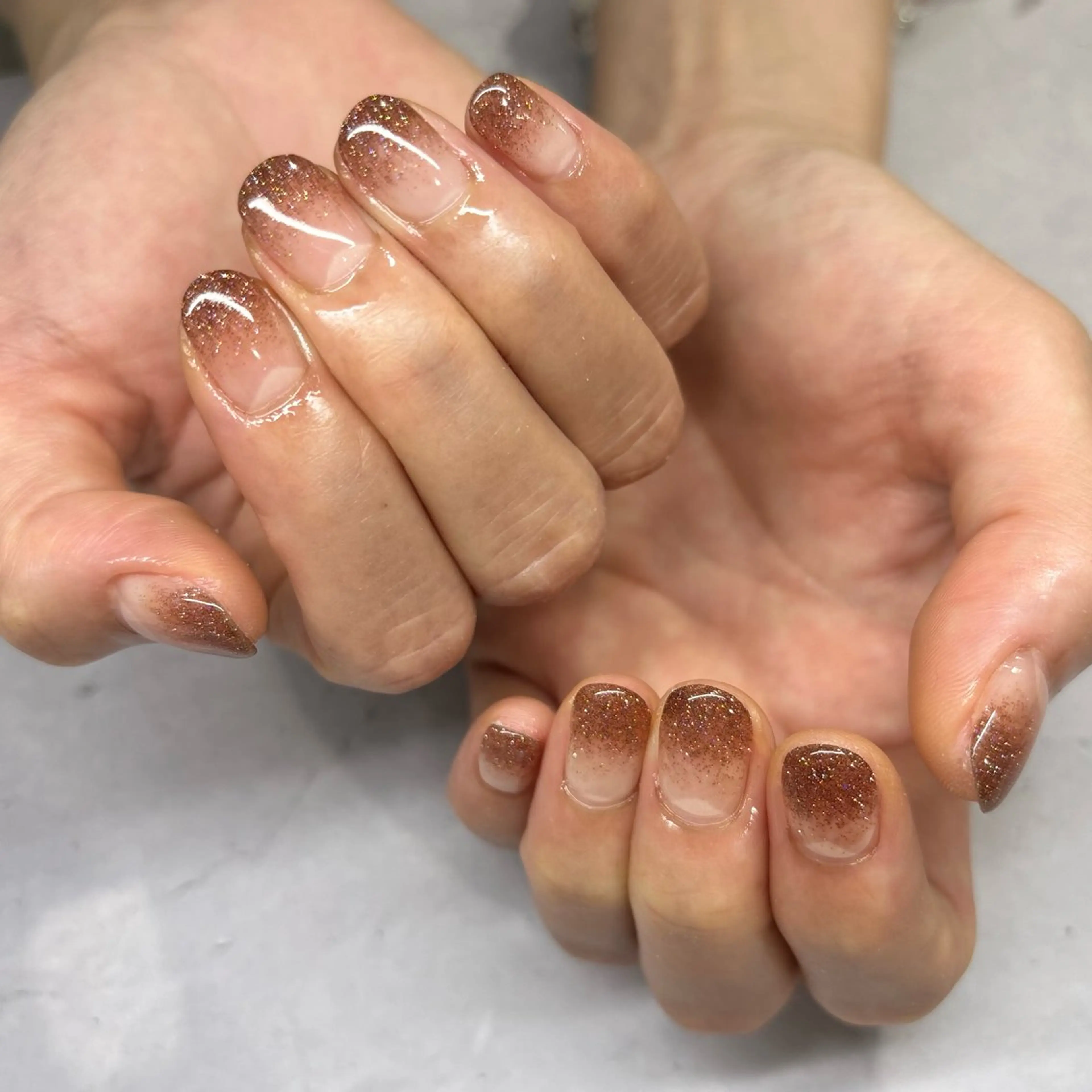 ネイル ブラウン フラッシュネイル ラメ(グリッター) ラメグラデーション ハンドネイル 荒巻 めいのネイルデザイン