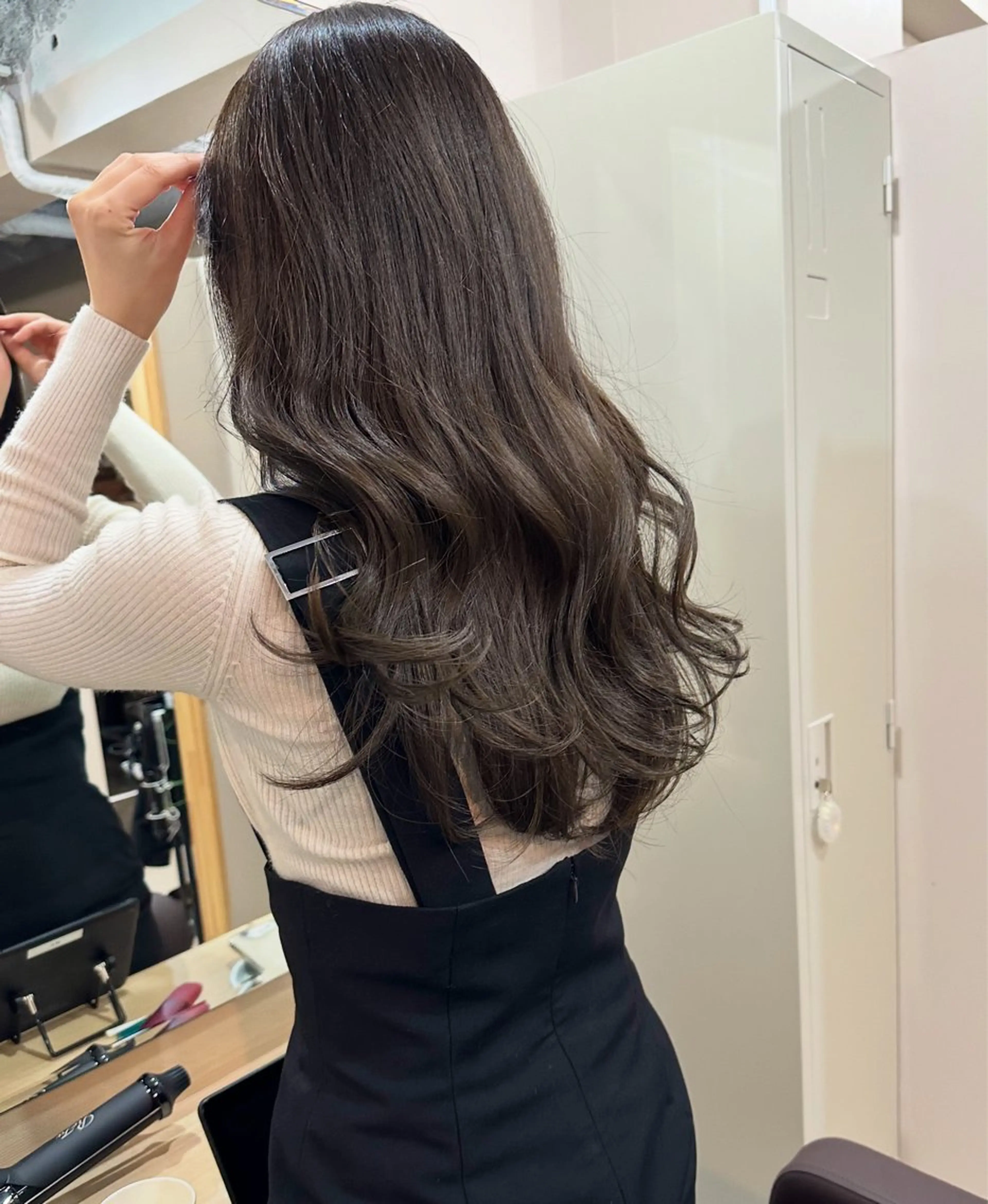 ロング カラー ブリーチ ダブルカラー グレージュ ブリーチなしカラー オリーブグレージュ ヘアカラー トリートメント Kamie 三宮のヘアスタイル