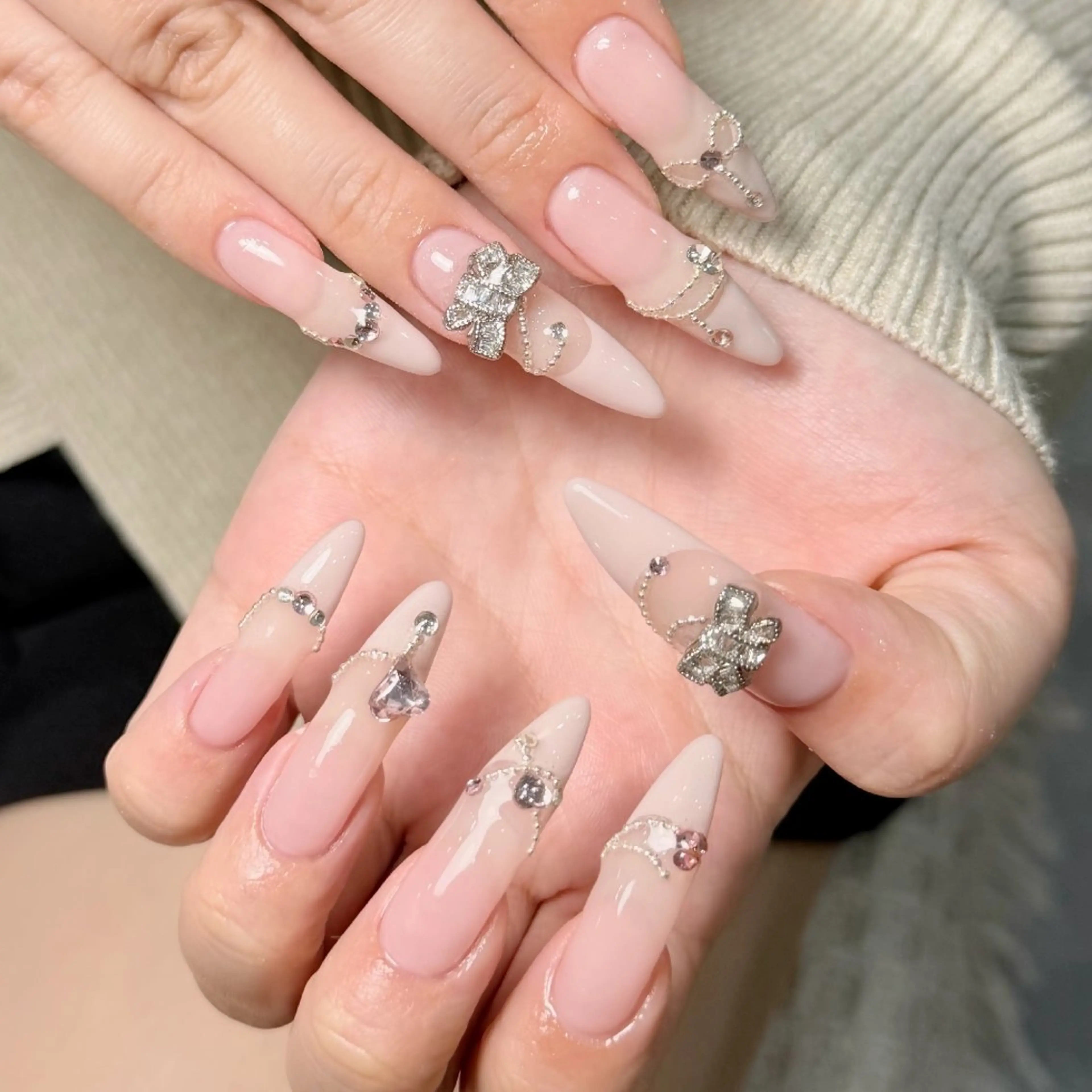 ネイル チークネイル フレンチネイル ジェルネイル ガーリー キラキラネイル ハンドネイル UM Nail Salonのネイルデザイン