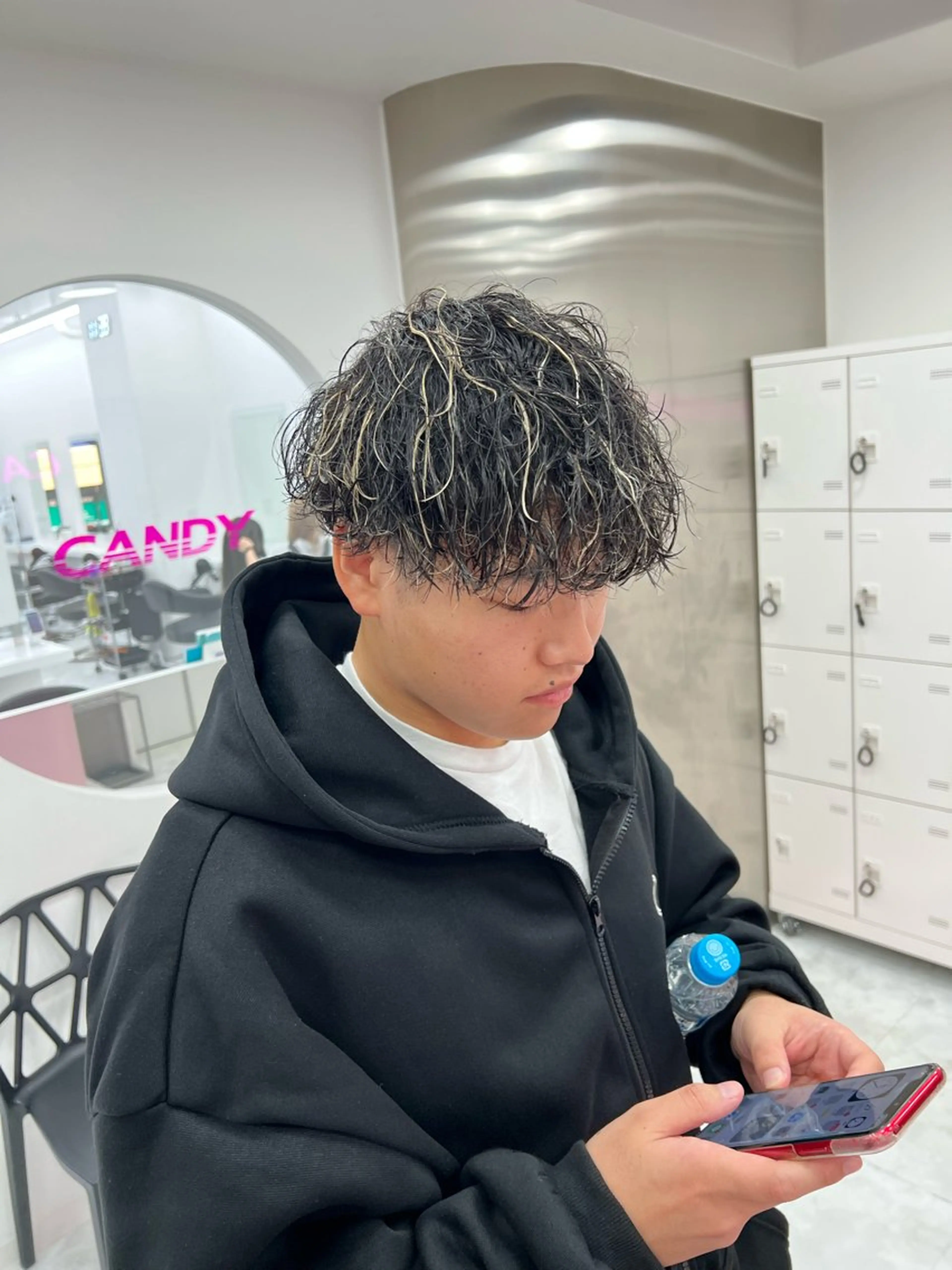 ミディアム カラー パーマ メンズ ミディアムパーマ センターパート メンズ韓国風 韓国マッシュ マッシュウルフ メンズパーマ特化 TAIGAのヘアスタイル