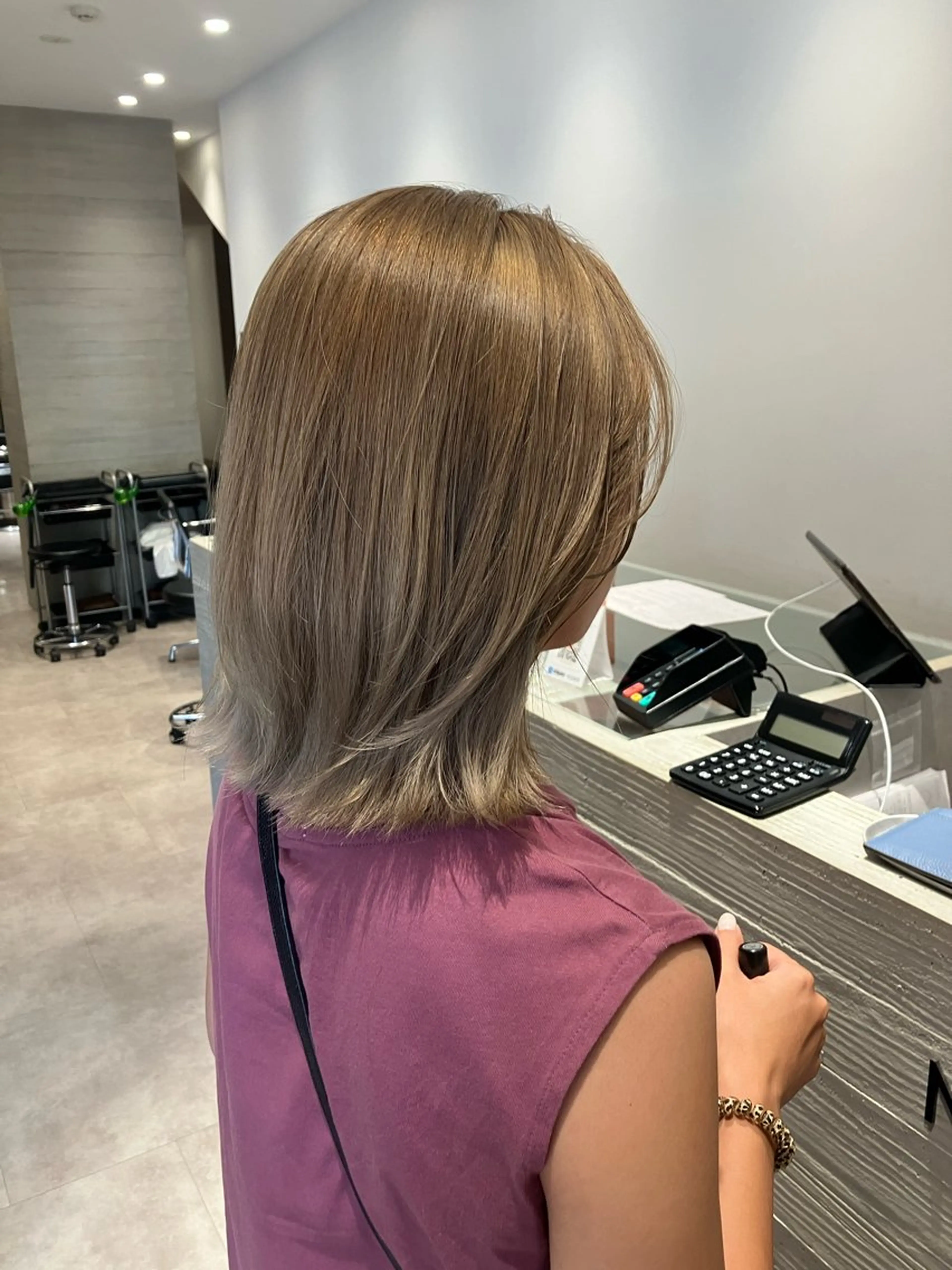 ミディアム カラー ベージュカラー サキ🤍ハイトーン 🩰くびれ巻きヘアのヘアスタイル