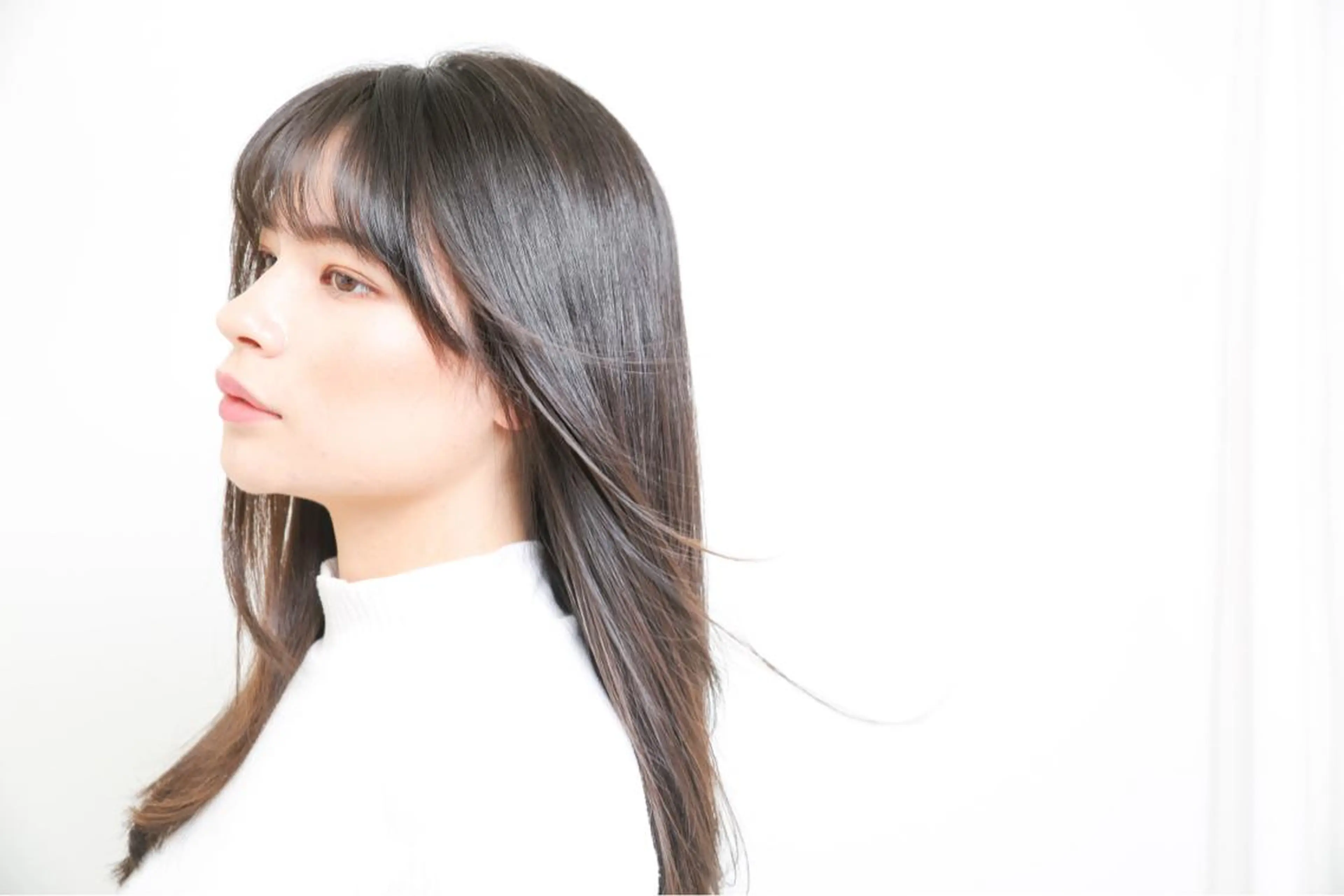 セミロング 韓国レイヤーカット/ ダブルカラーのヘアスタイル