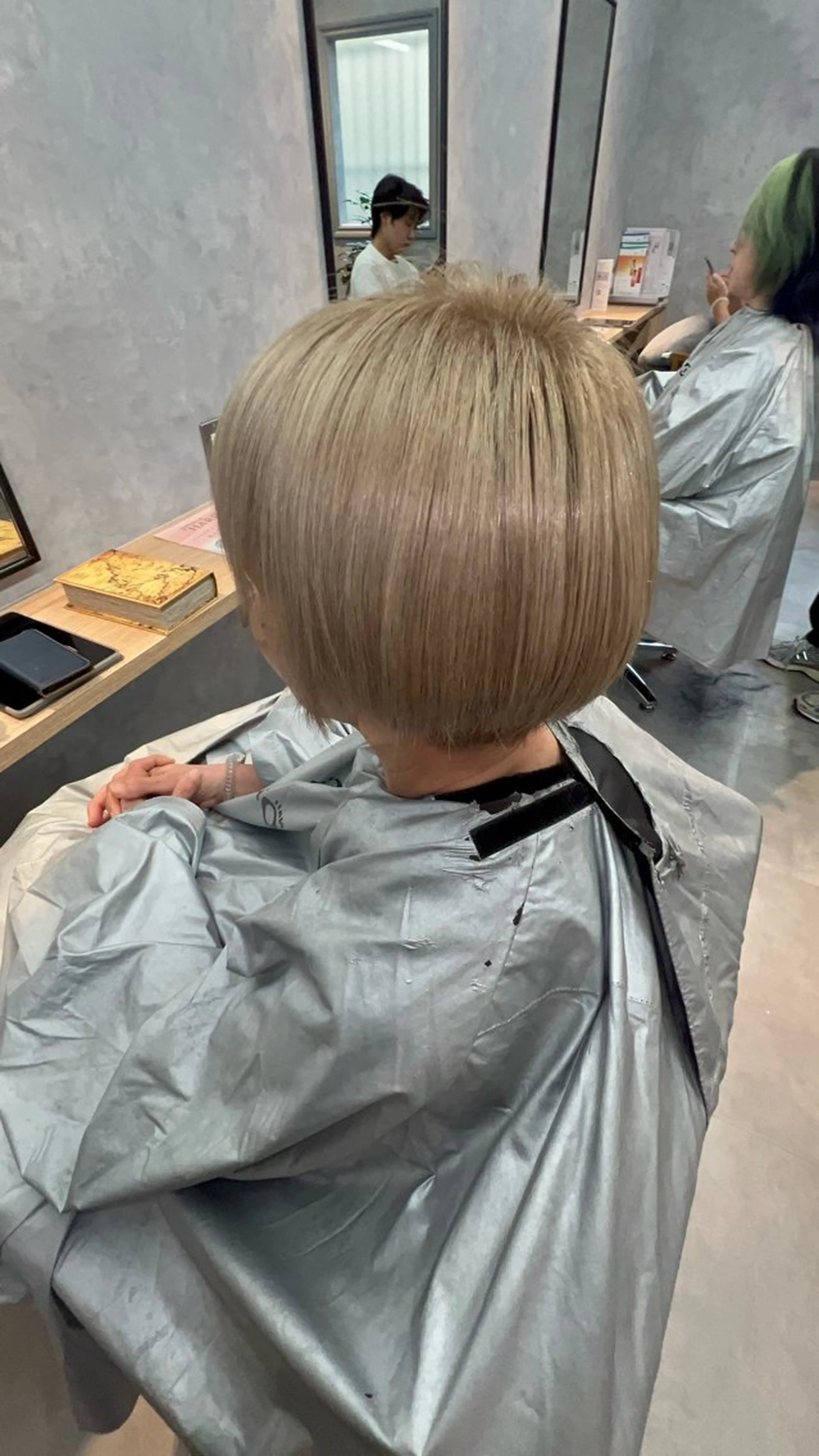 ミディアム ヘアカラー motoトップカラー リスト/ブリーチカラのヘアスタイル