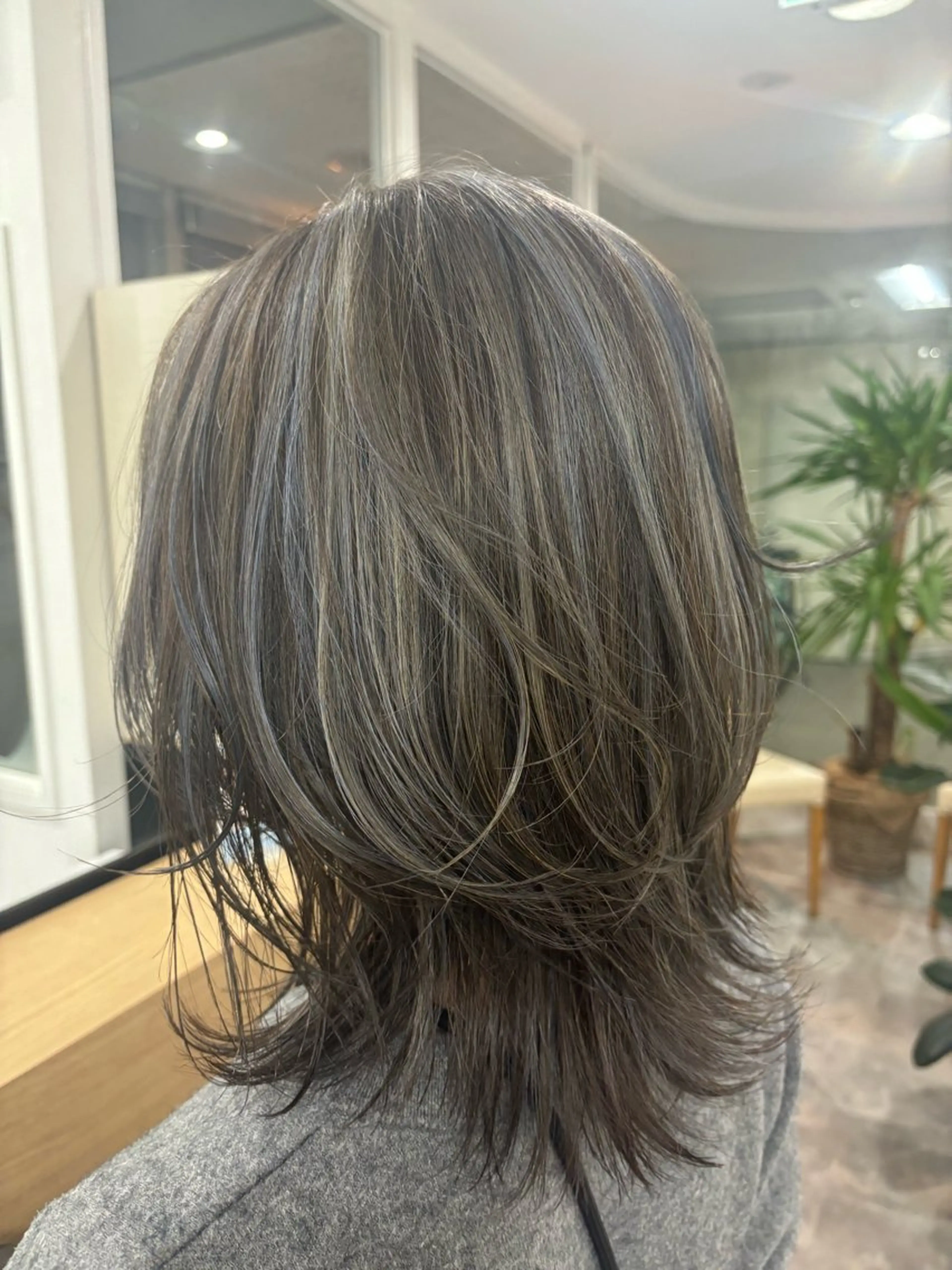 セミロング カラー 透明感カラー ダブルカラー ハイライトカラー イルミナカラー インナーカラー カット ヘアカラー トリートメント misa🫧ナチュラ ル縮毛矯正/髪質改善のヘアスタイル