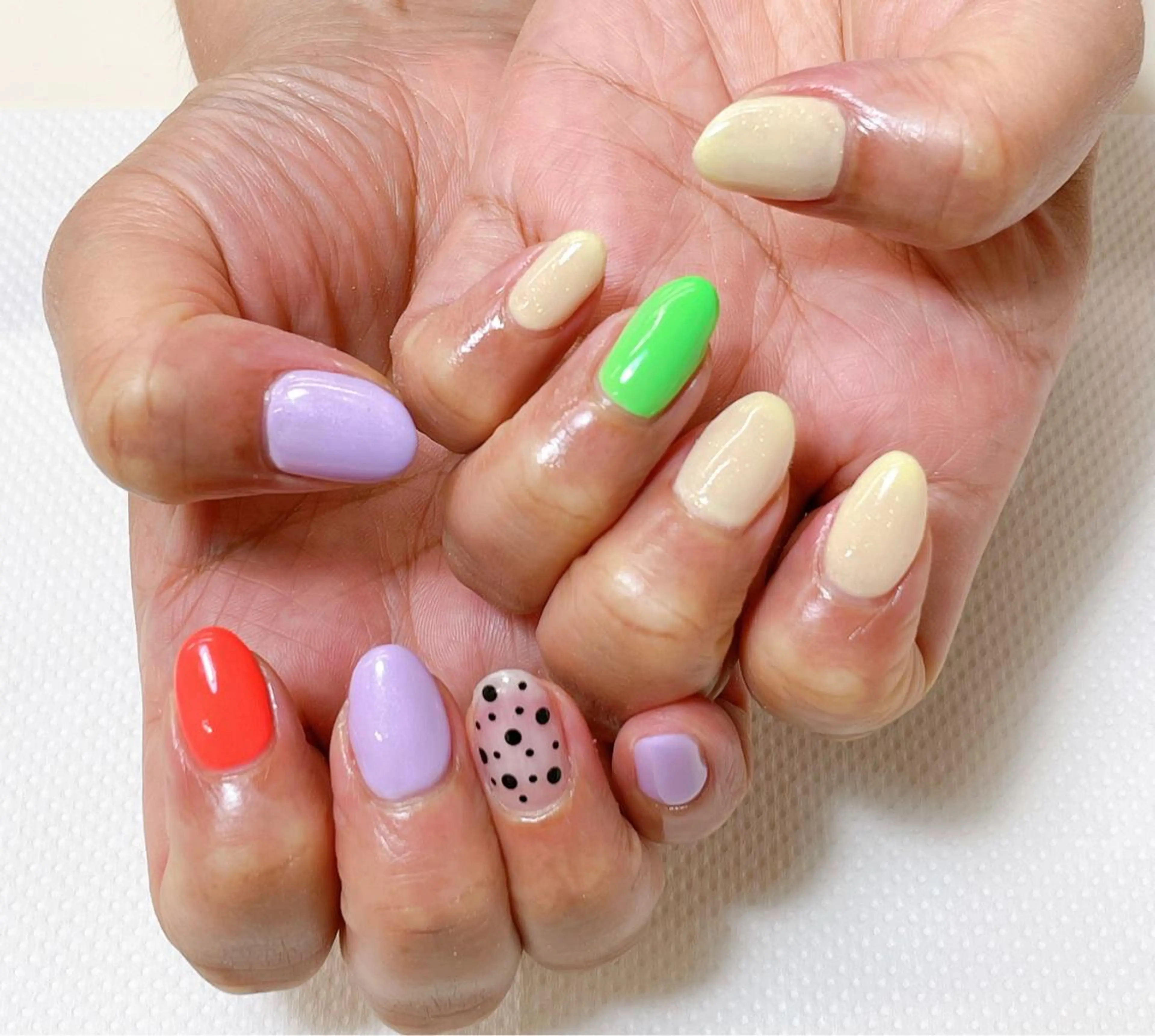 ネイル ドット グリーン オレンジ 黄色 前田 優佳のネイルデザイン