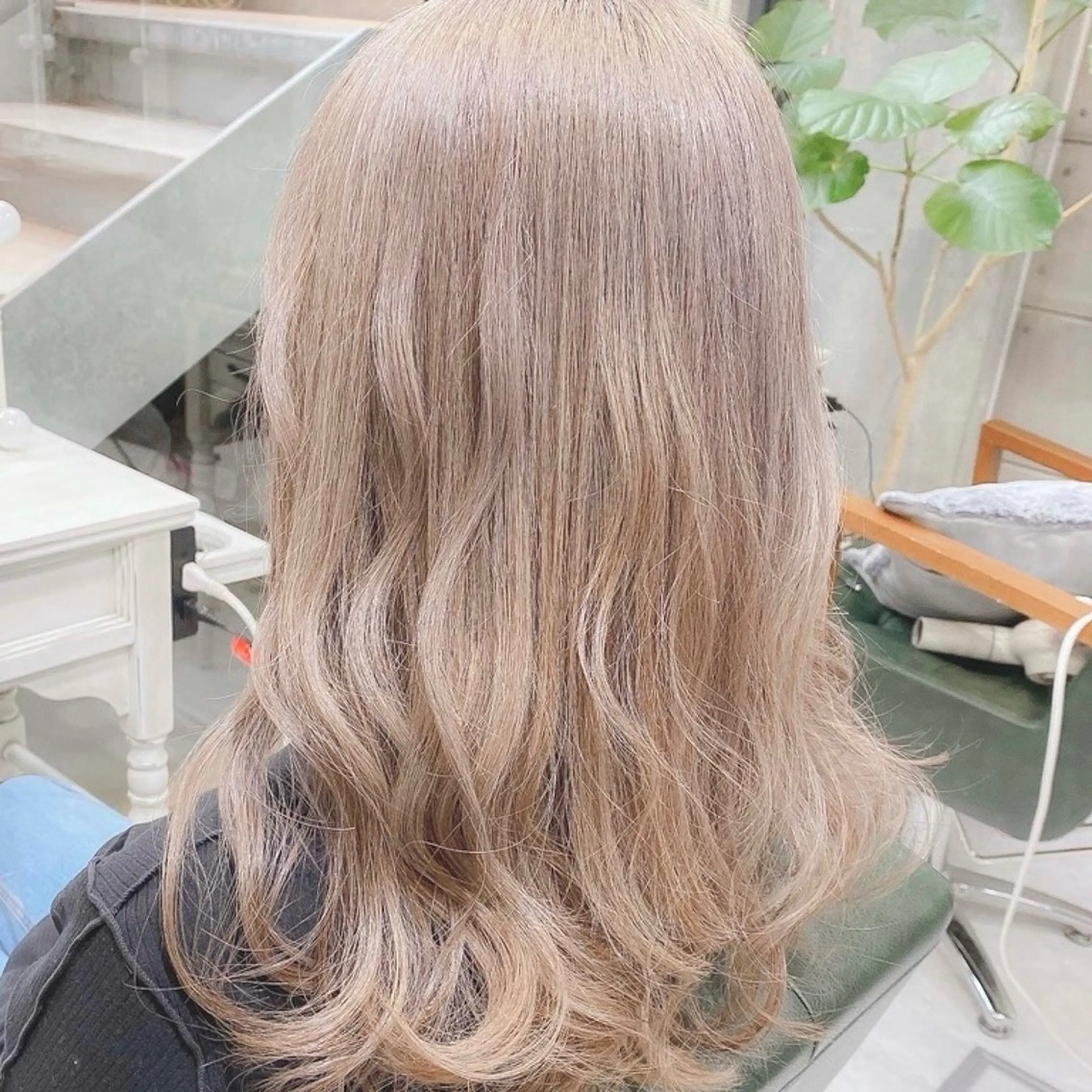 セミロング カラー ベージュカラー ブリーチ デザインカラー ハイトーンカラー ホワイトベージュ ヘアカラー トリートメント DAYS Men’sのヘアスタイル