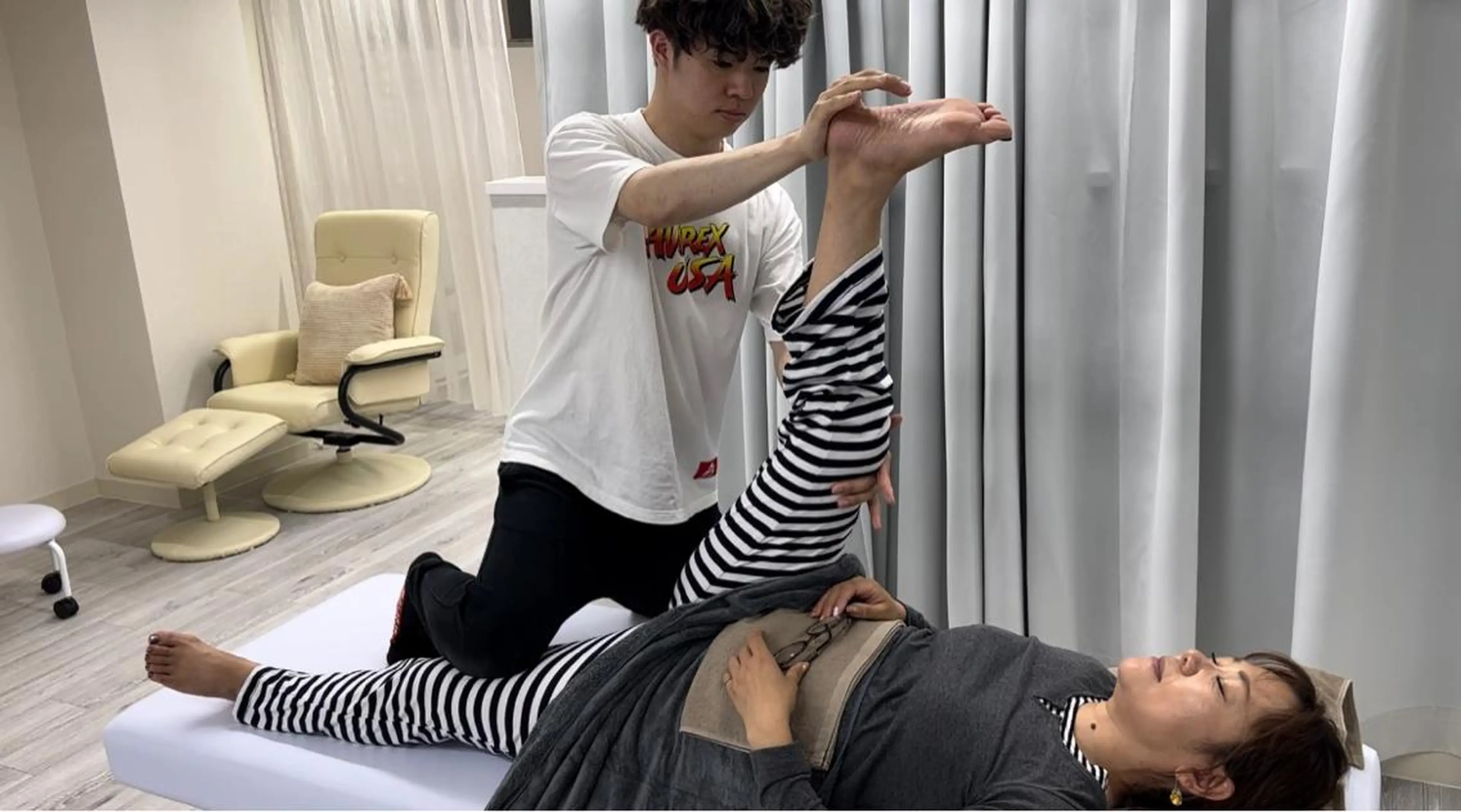 【再来】美姿勢矯正ストレッチ、その日の身体に合わせて施術を行います。の写真