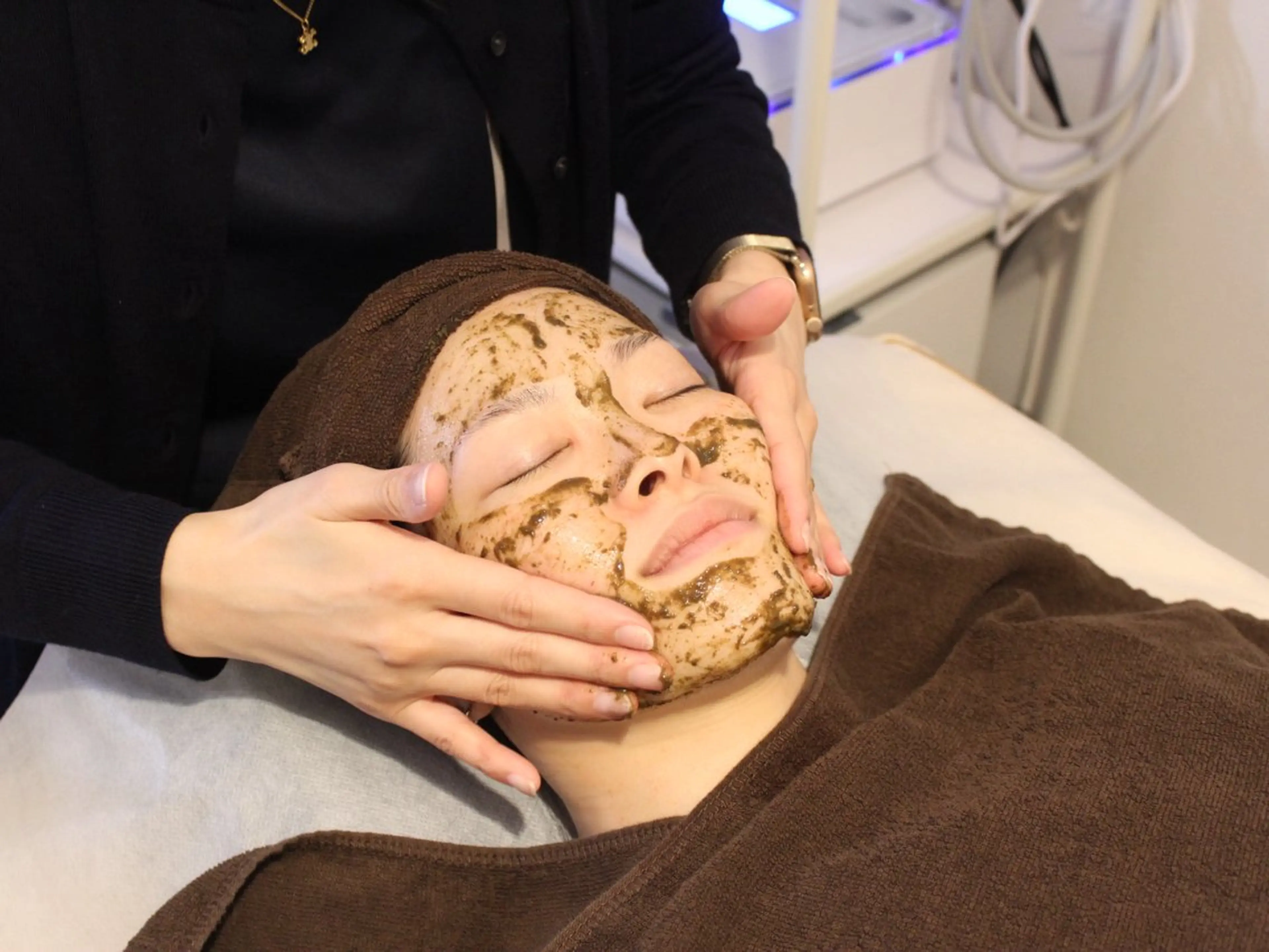 【土日祝日限定/ミニモ限定メニュー】ハーブピーリング+黒炭毛穴パックの写真