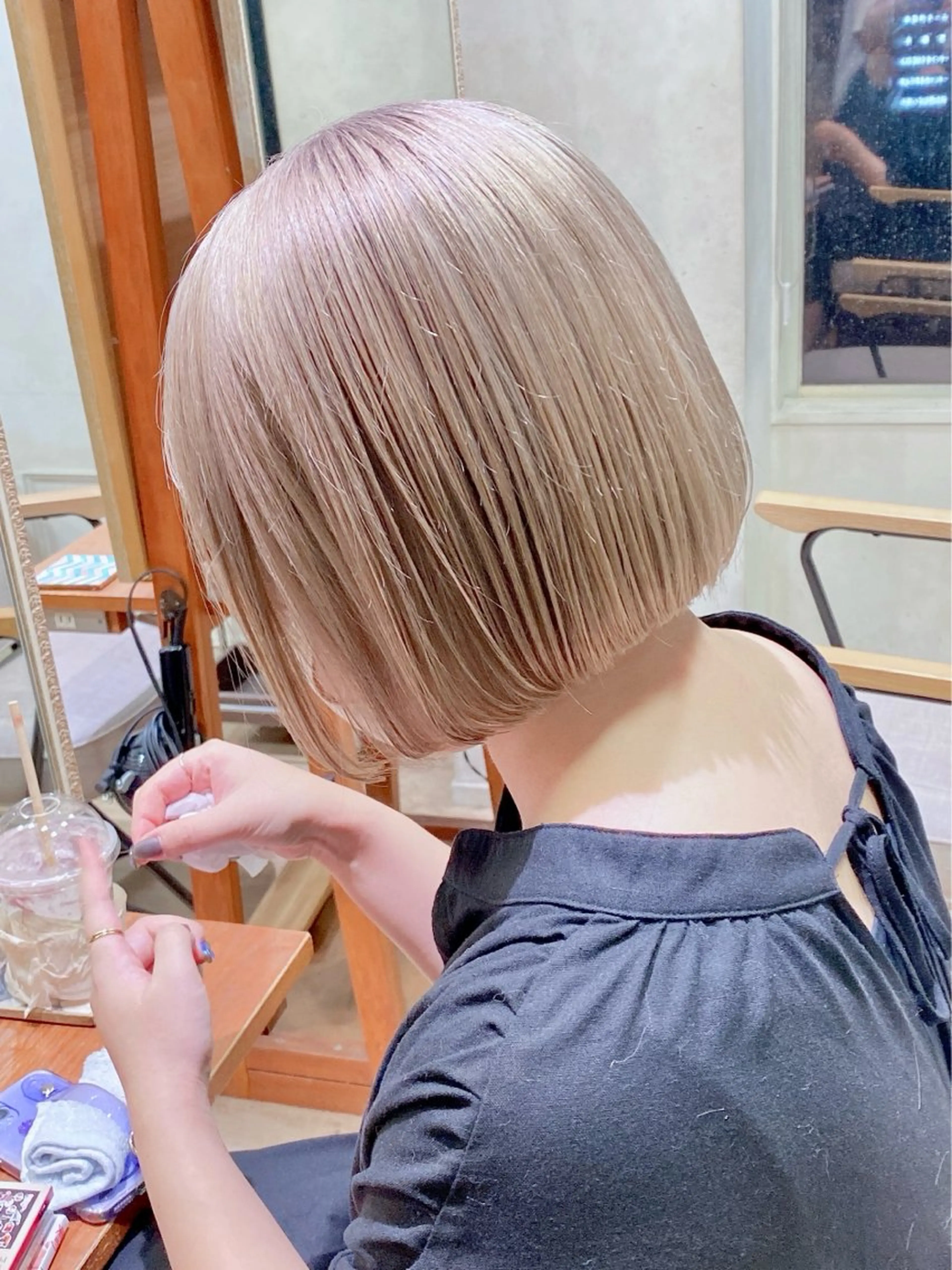 ミディアム カラー ベージュカラー ブリーチ 透明感カラー ミルクティーベージュ ボブ カット ヘアカラー トリートメント ケアブリーチ 髪質改善/池袋のヘアスタイル
