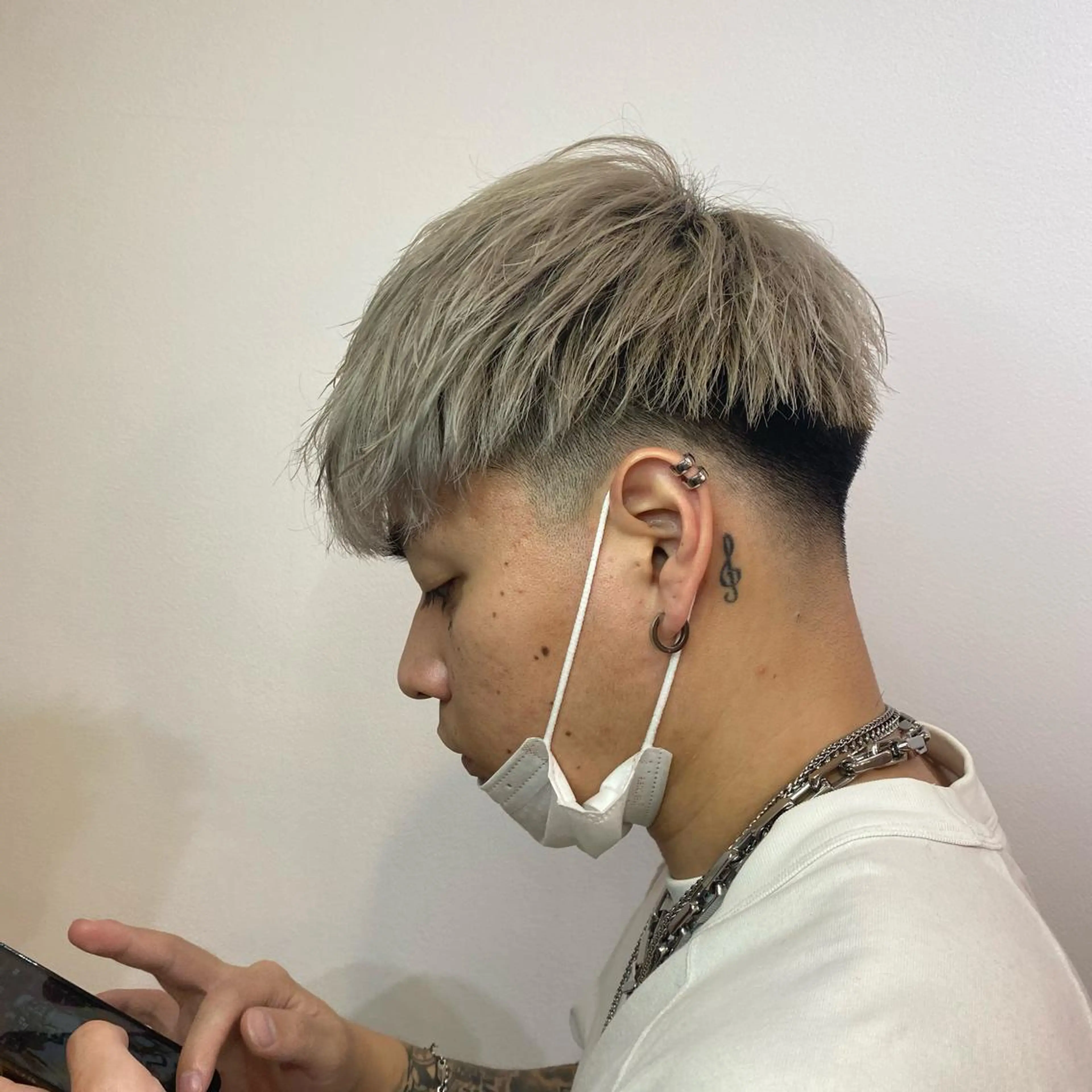 ショート カラー メンズ メンズブリーチ メンズハイトーン メンズウルフカット ブリーチ デザインカラー 梅田l大人韓国ヘア レイヤー×艶カラーのヘアスタイル